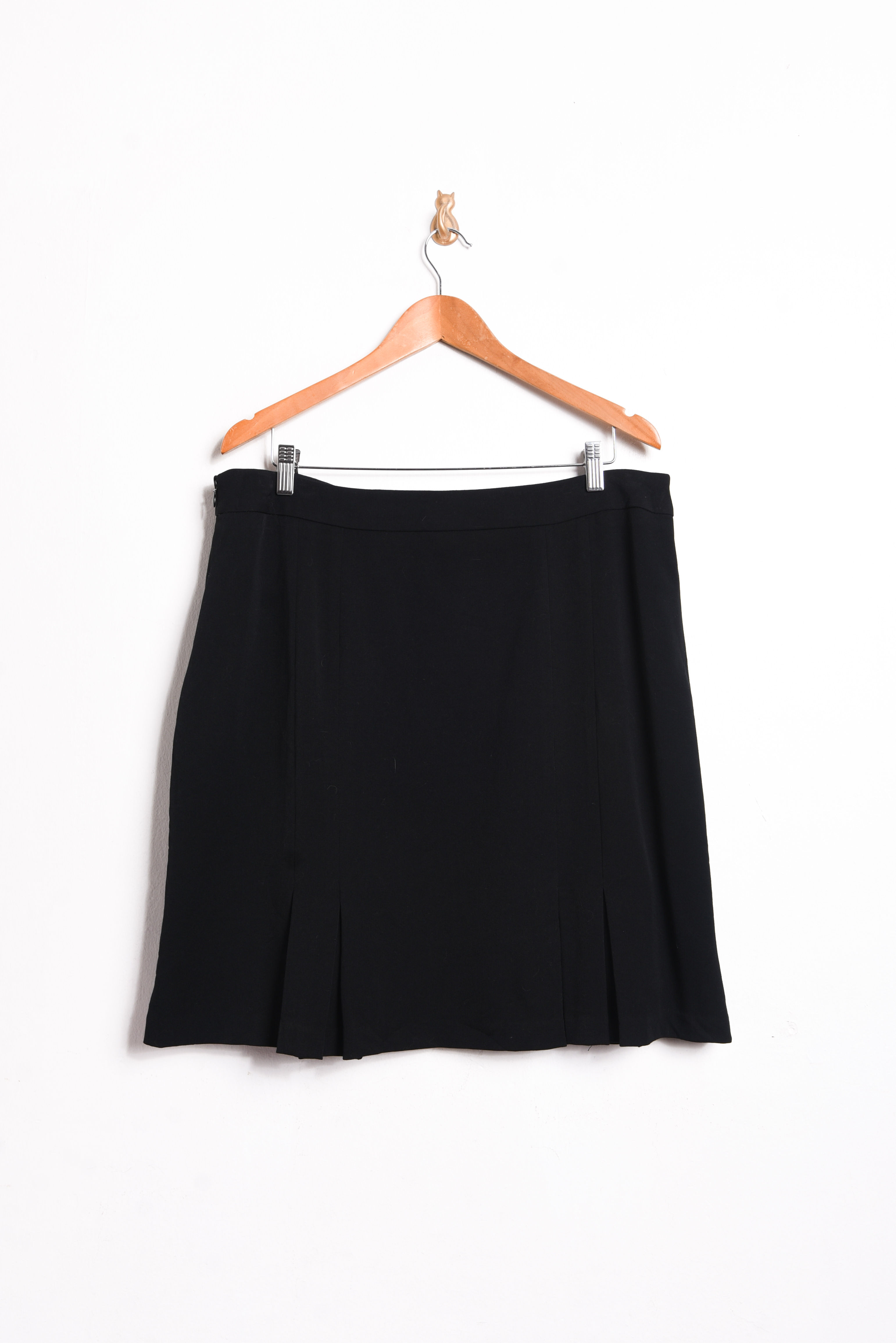 Falda negra formal pliegues