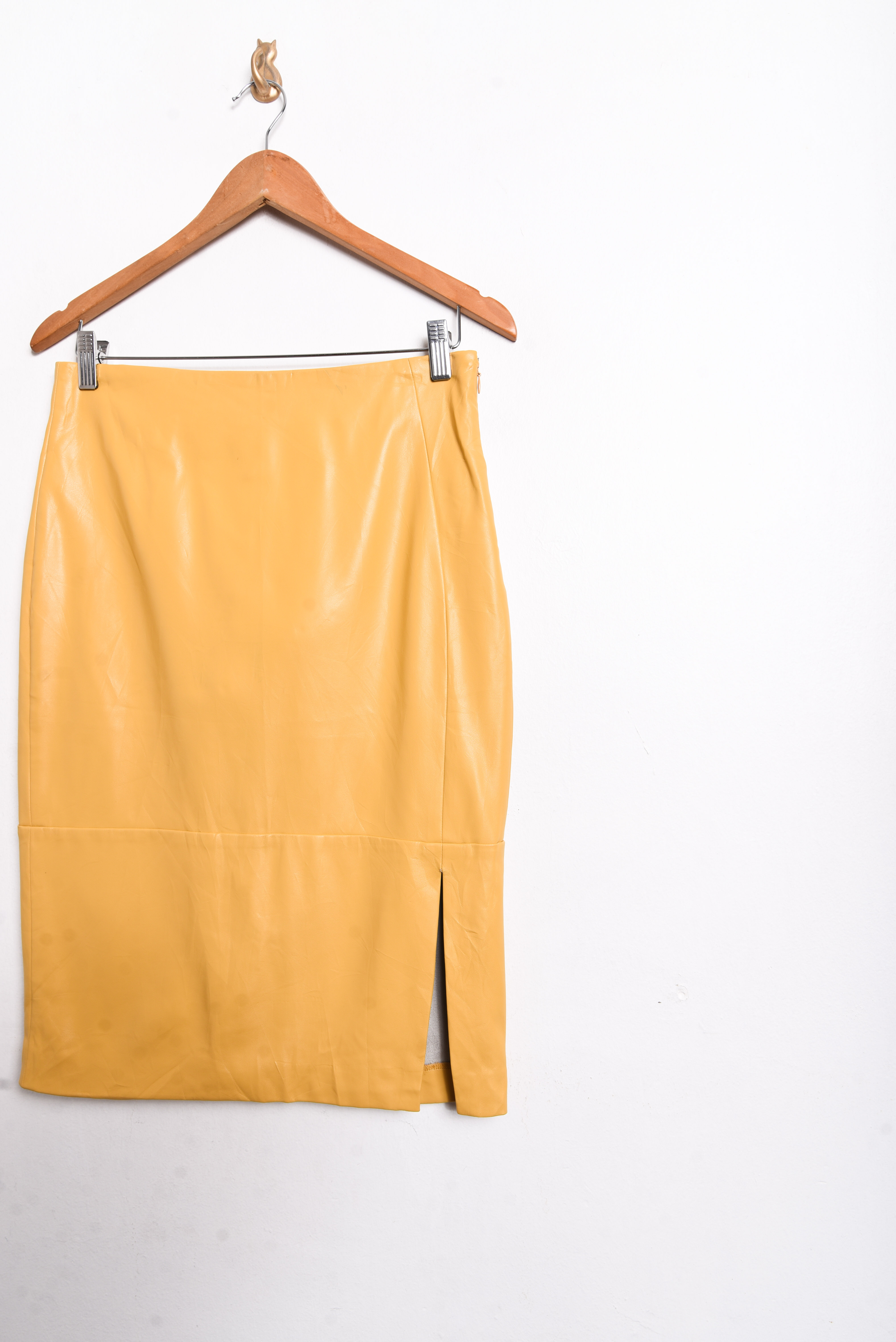 Falda tubo eco cuero amarillo