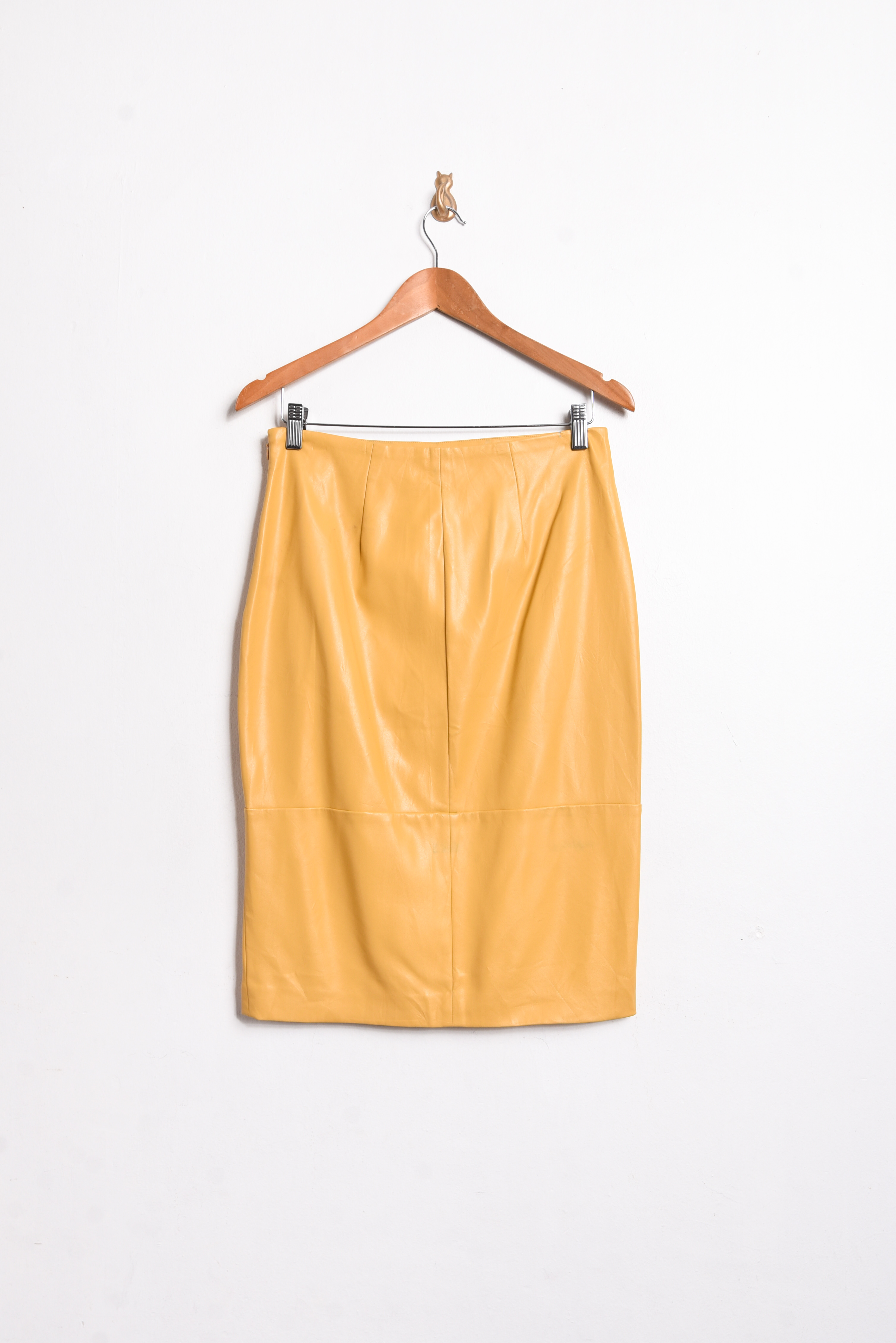 Falda tubo eco cuero amarillo