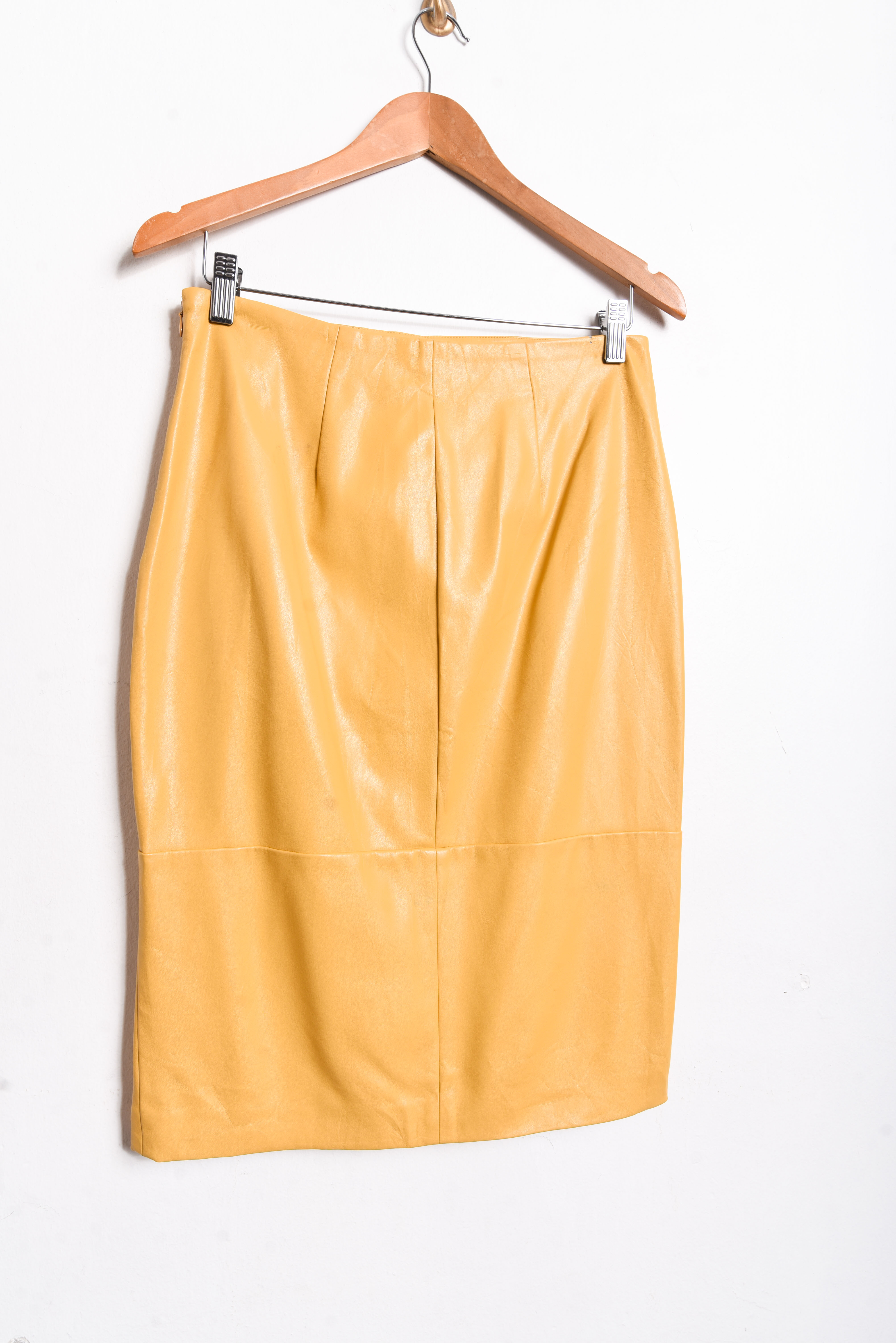 Falda tubo eco cuero amarillo