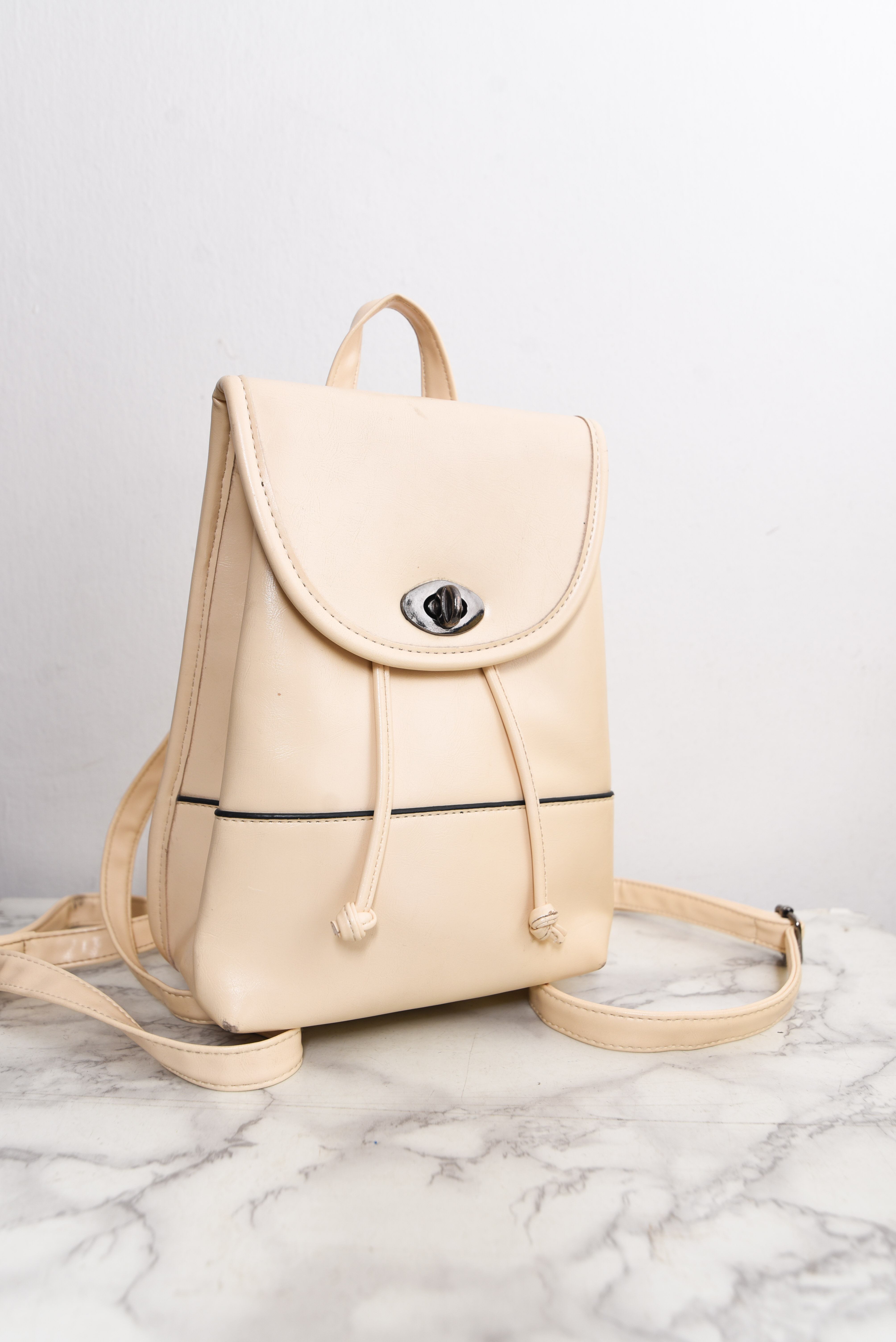 Mochila eco cuero marfil 90s
