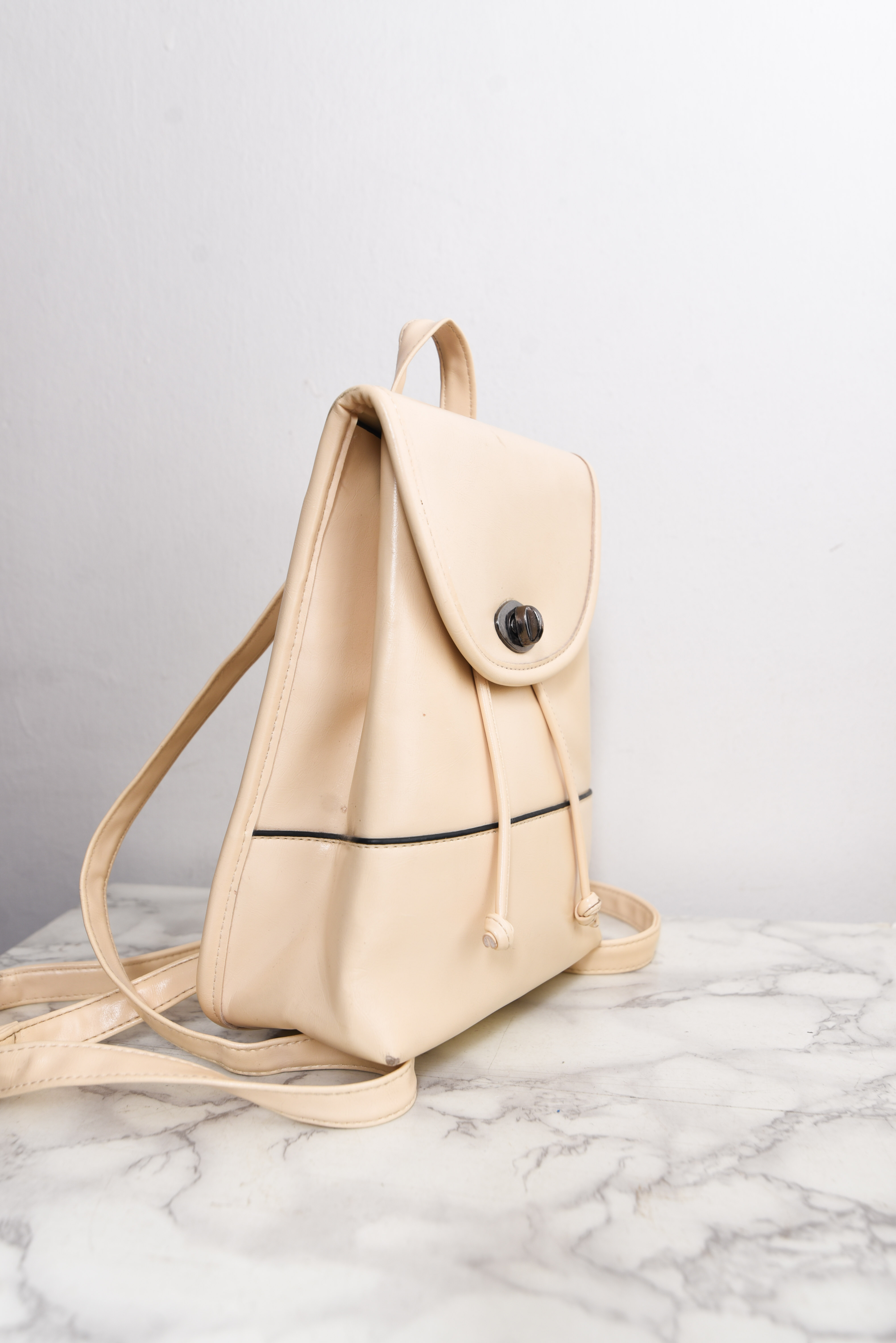 Mochila eco cuero marfil 90s