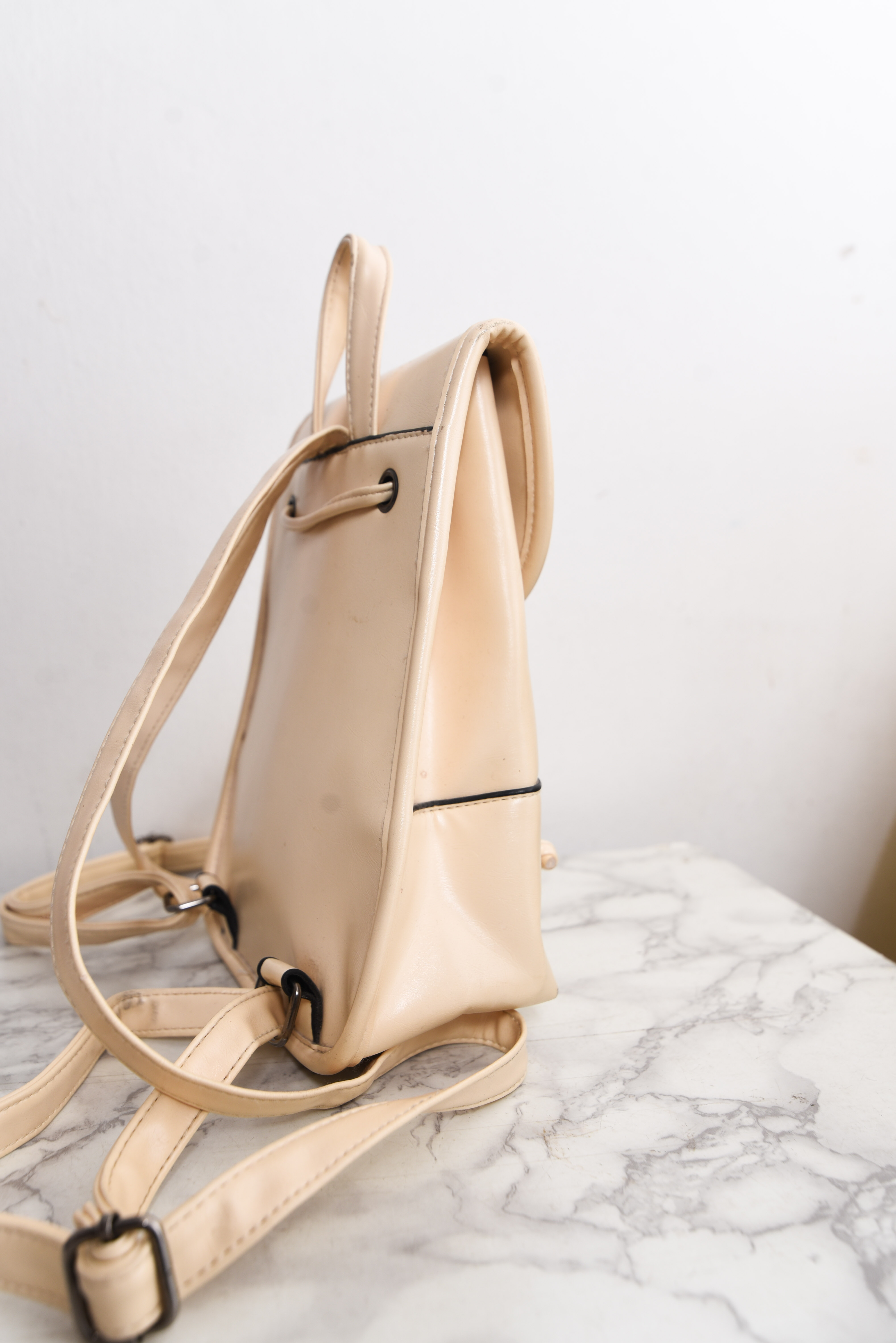 Mochila eco cuero marfil 90s
