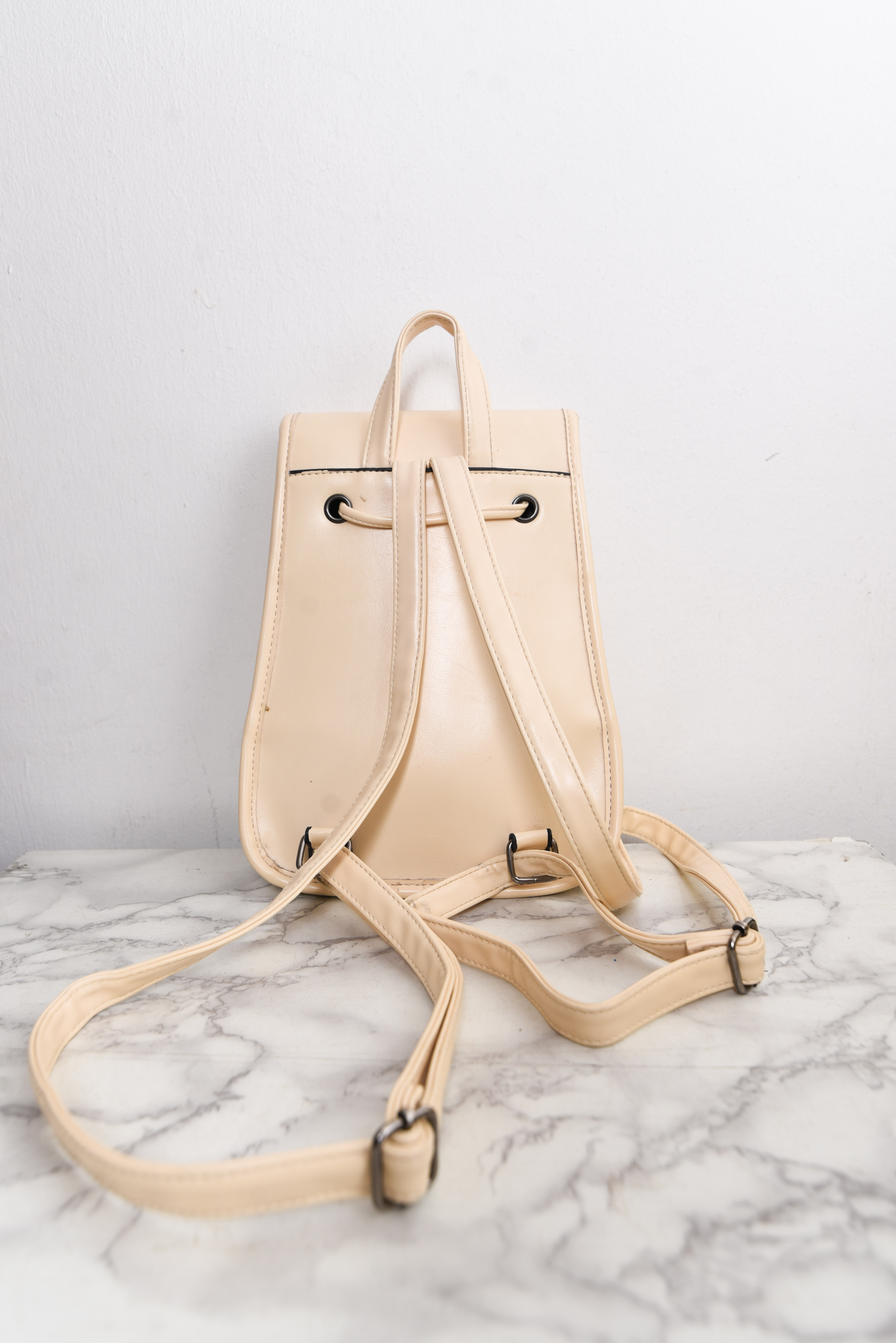 Mochila eco cuero marfil 90s