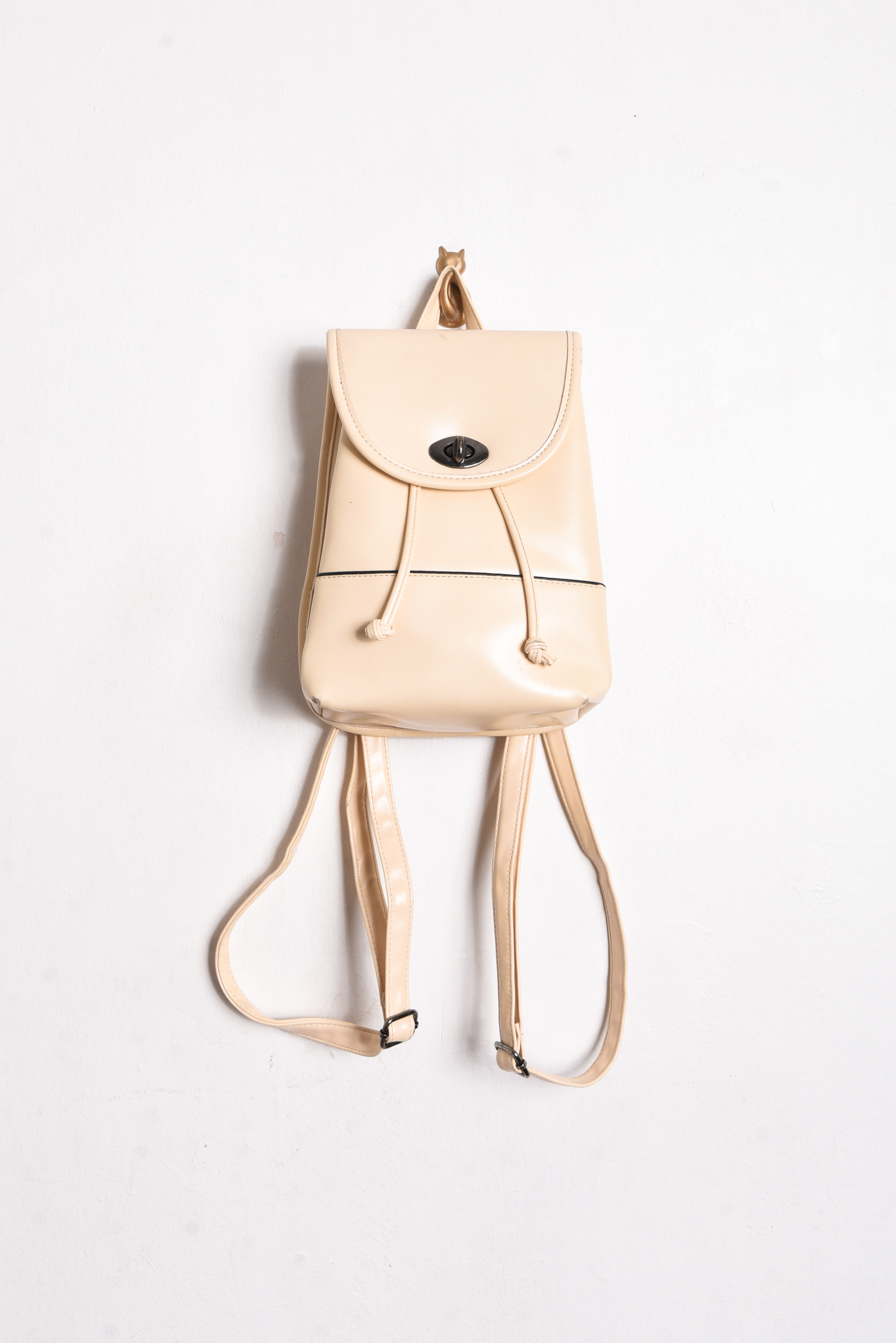 Mochila eco cuero marfil 90s