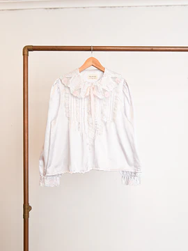 Blusa romántica vintage reworked vntg cat