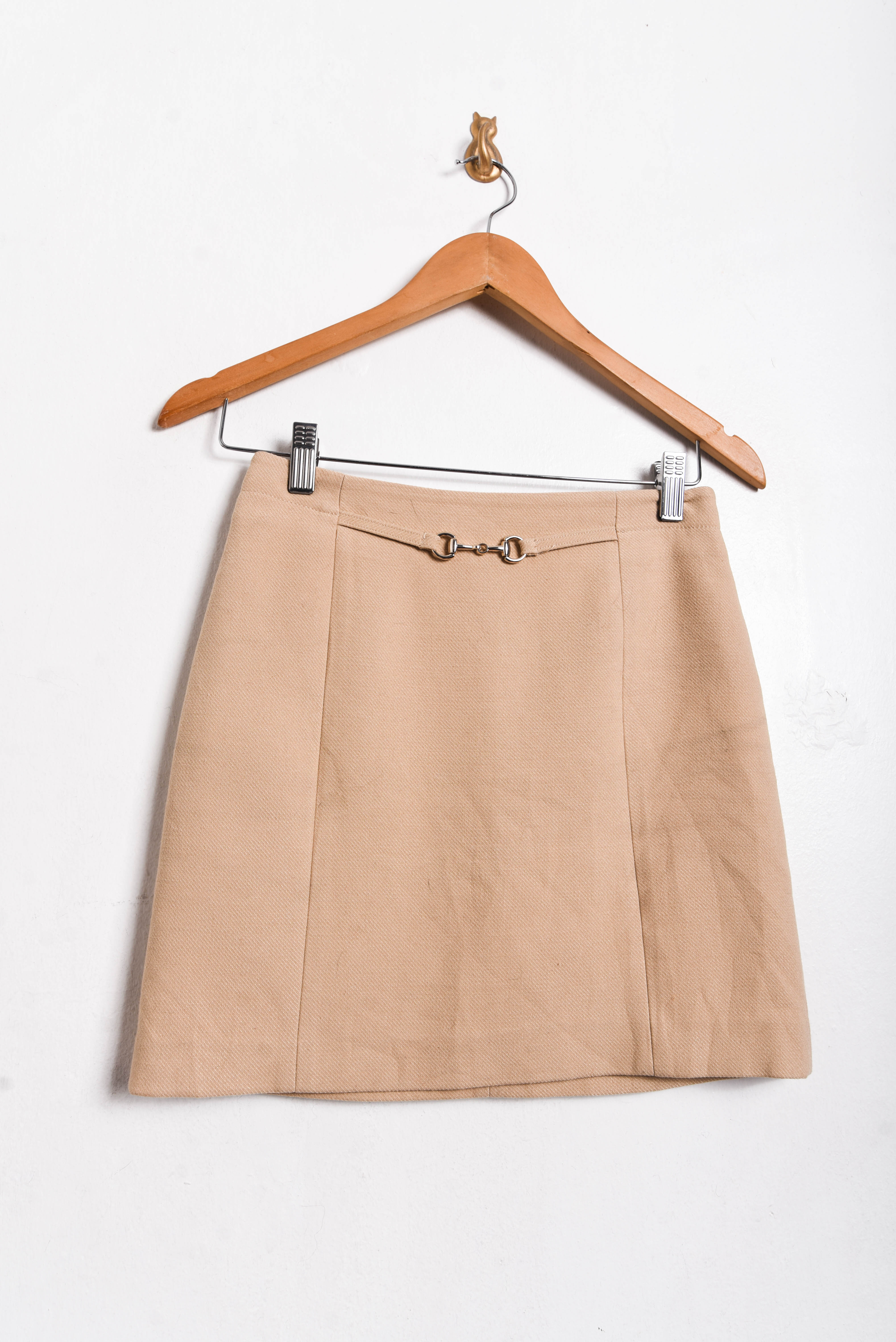 Falda nude broche