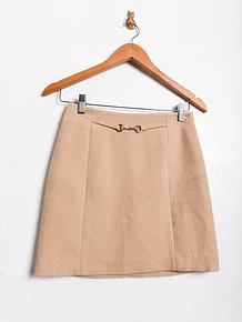 Falda nude broche