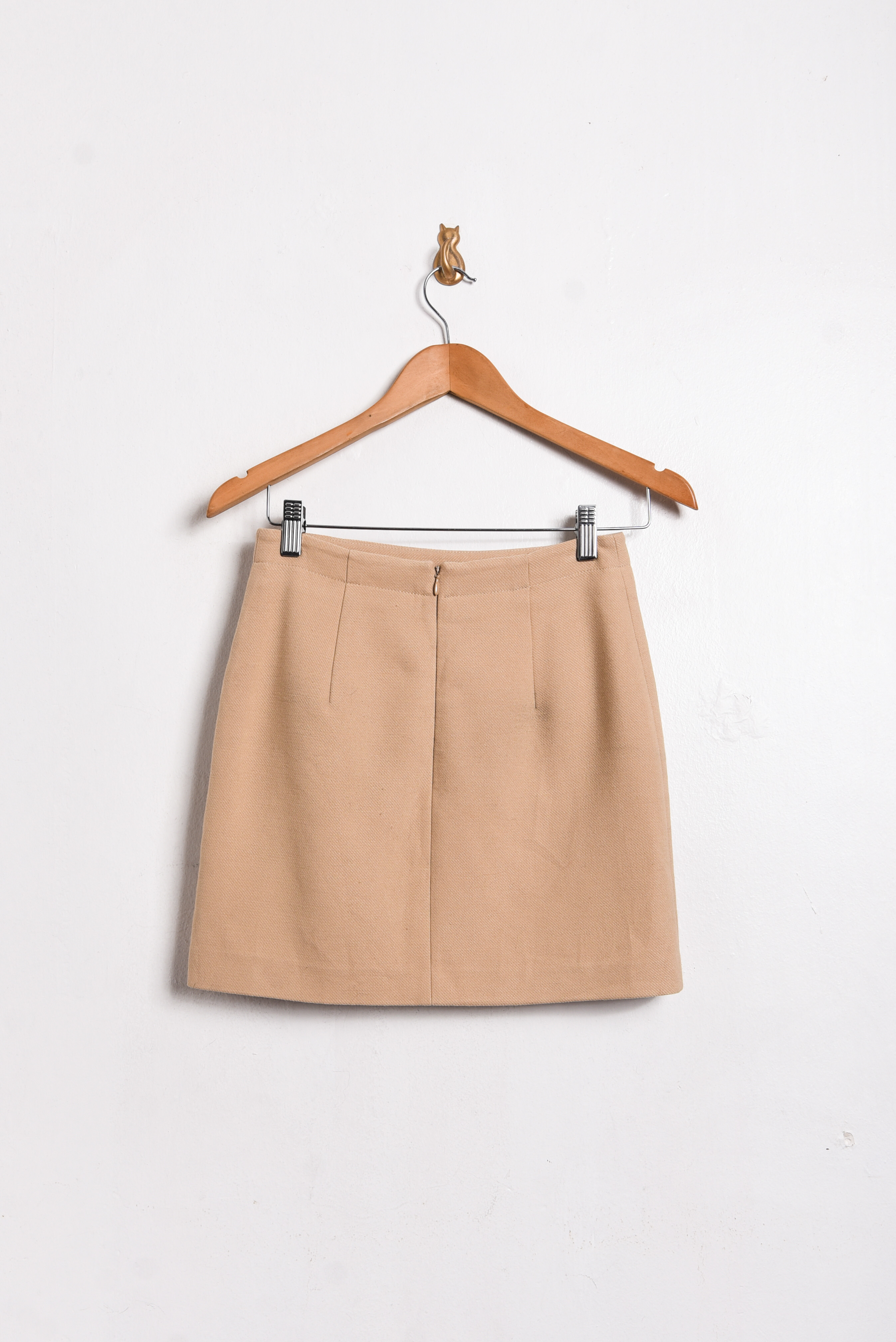 Falda nude broche