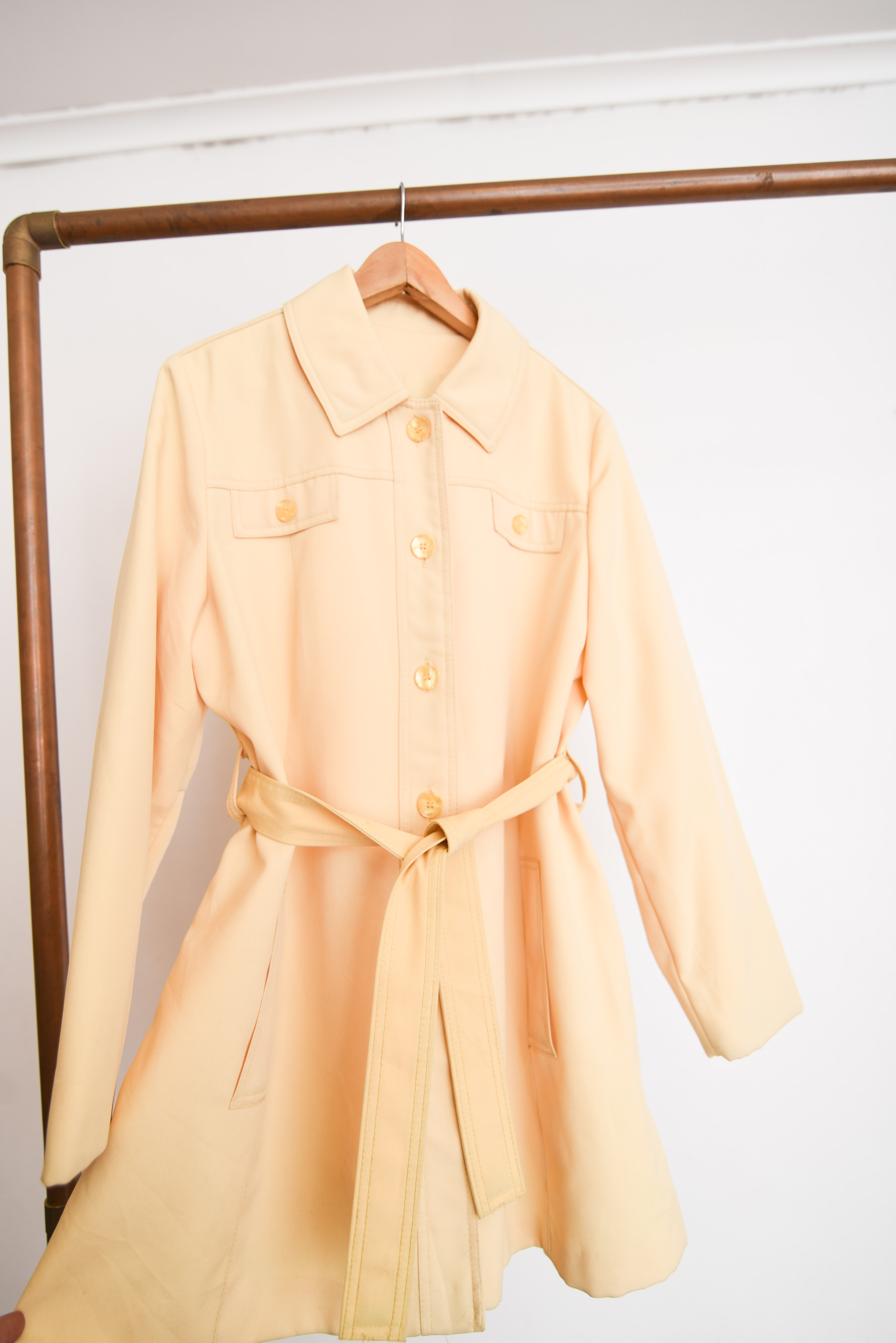 Trench amarillo pastel 70s