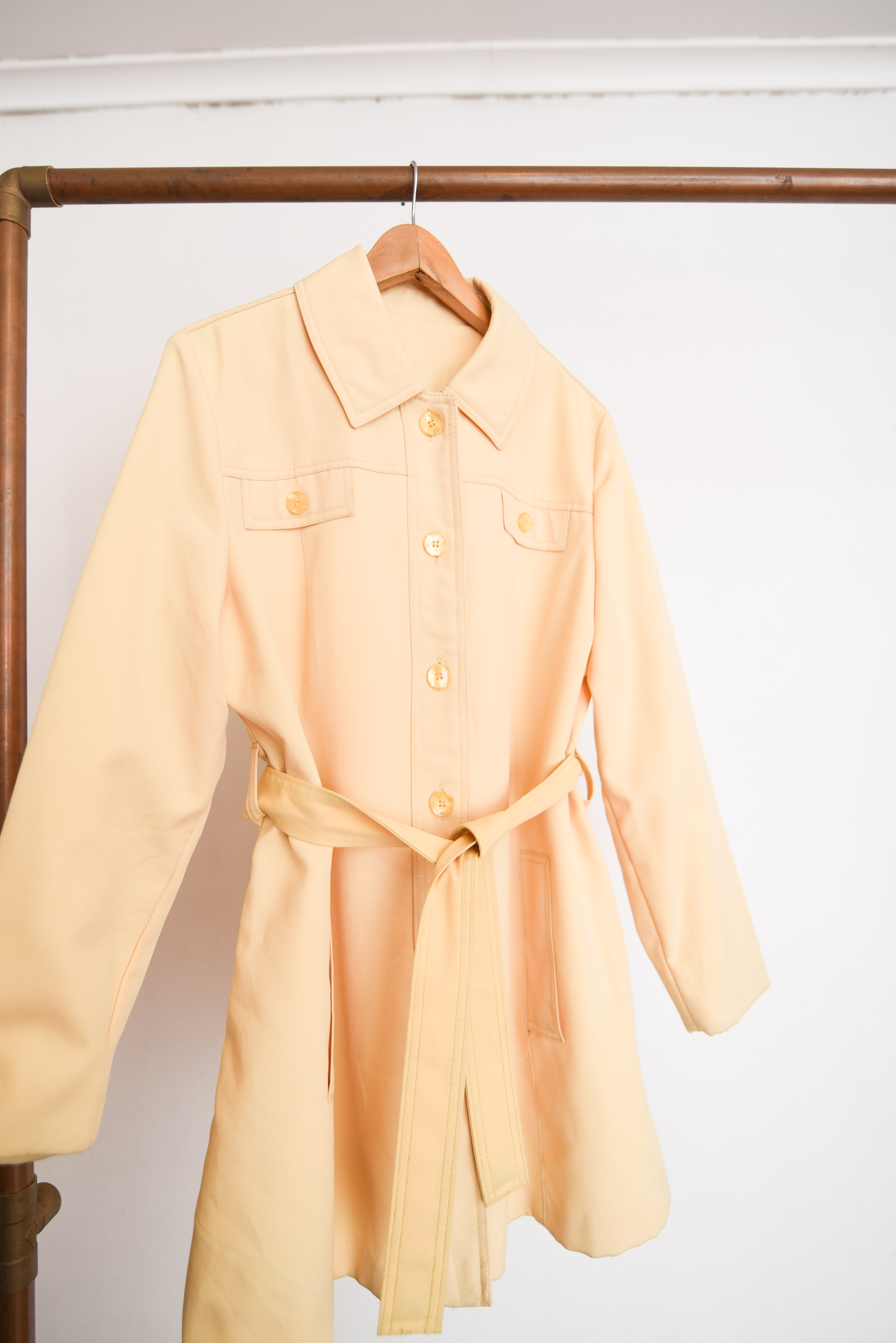 Trench amarillo pastel 70s