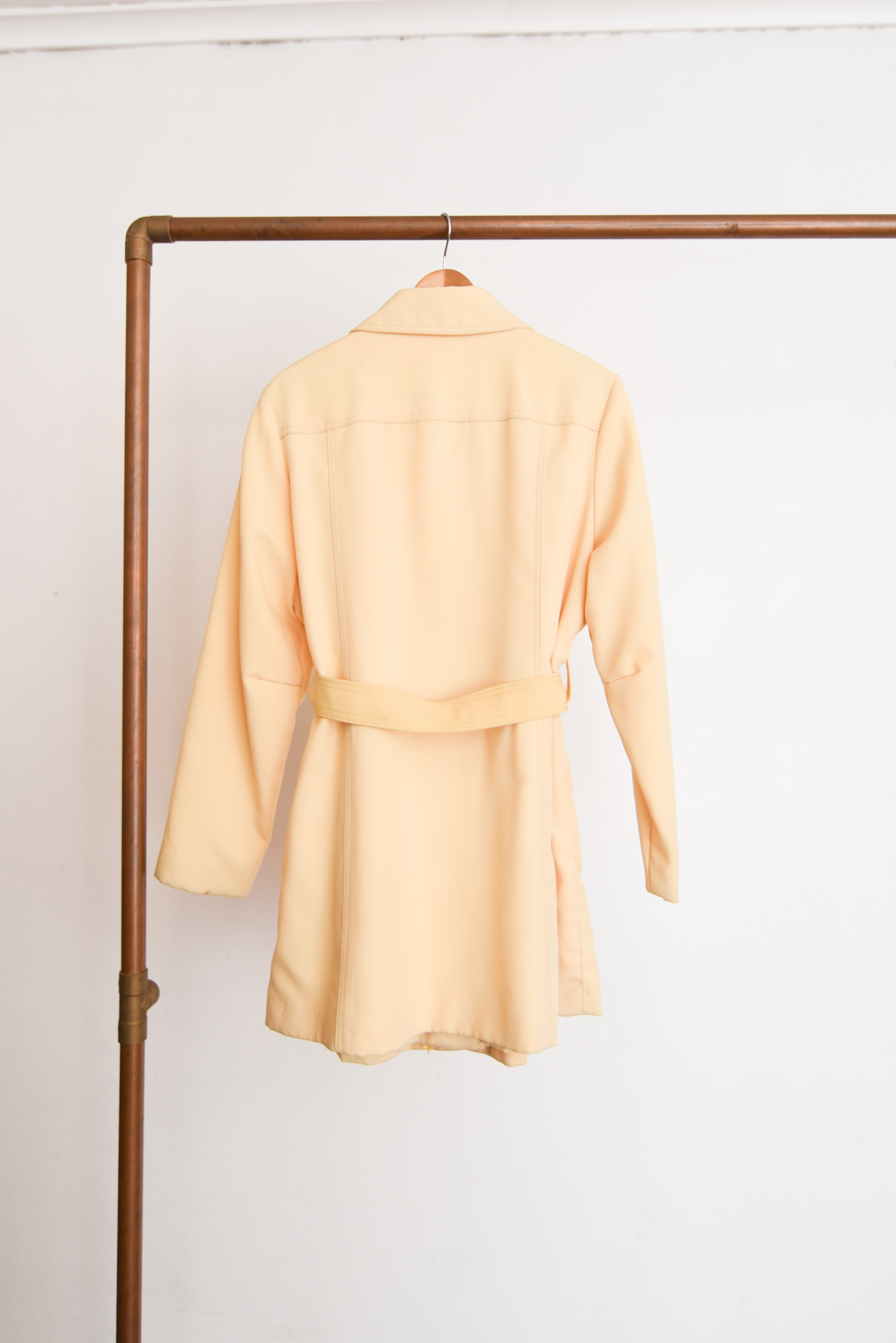 Trench amarillo pastel 70s