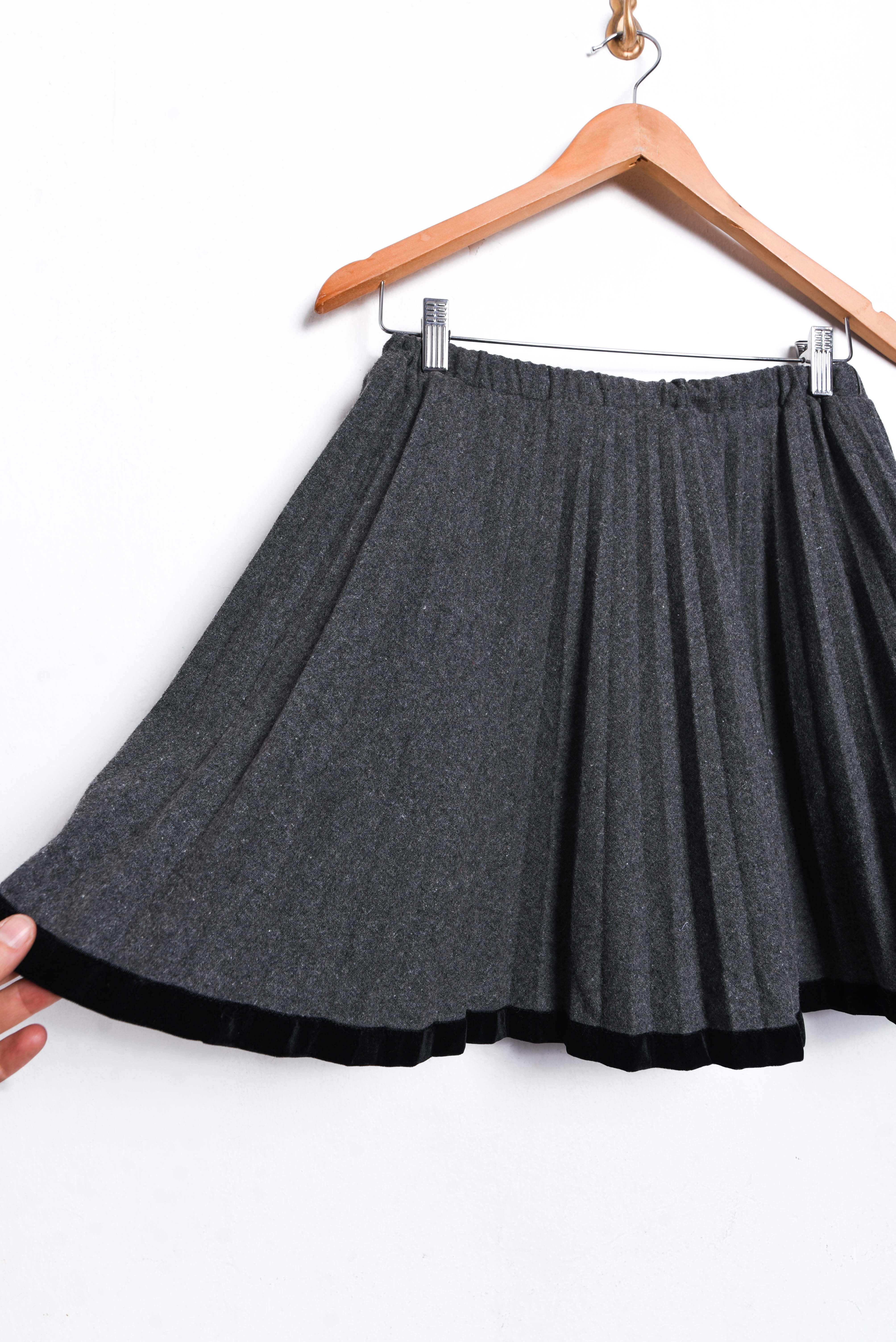 Falda gris plisada lana