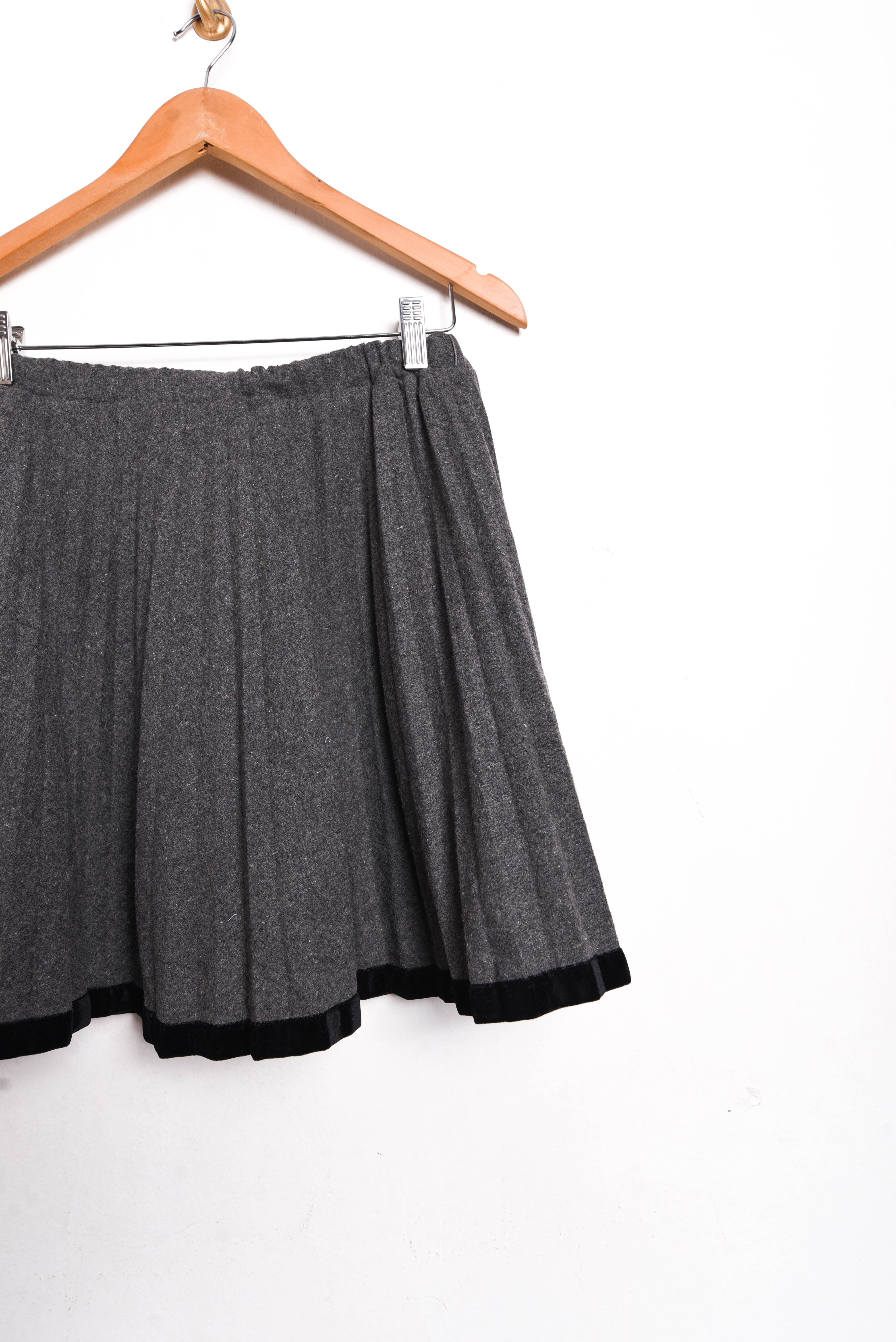 Falda gris plisada lana