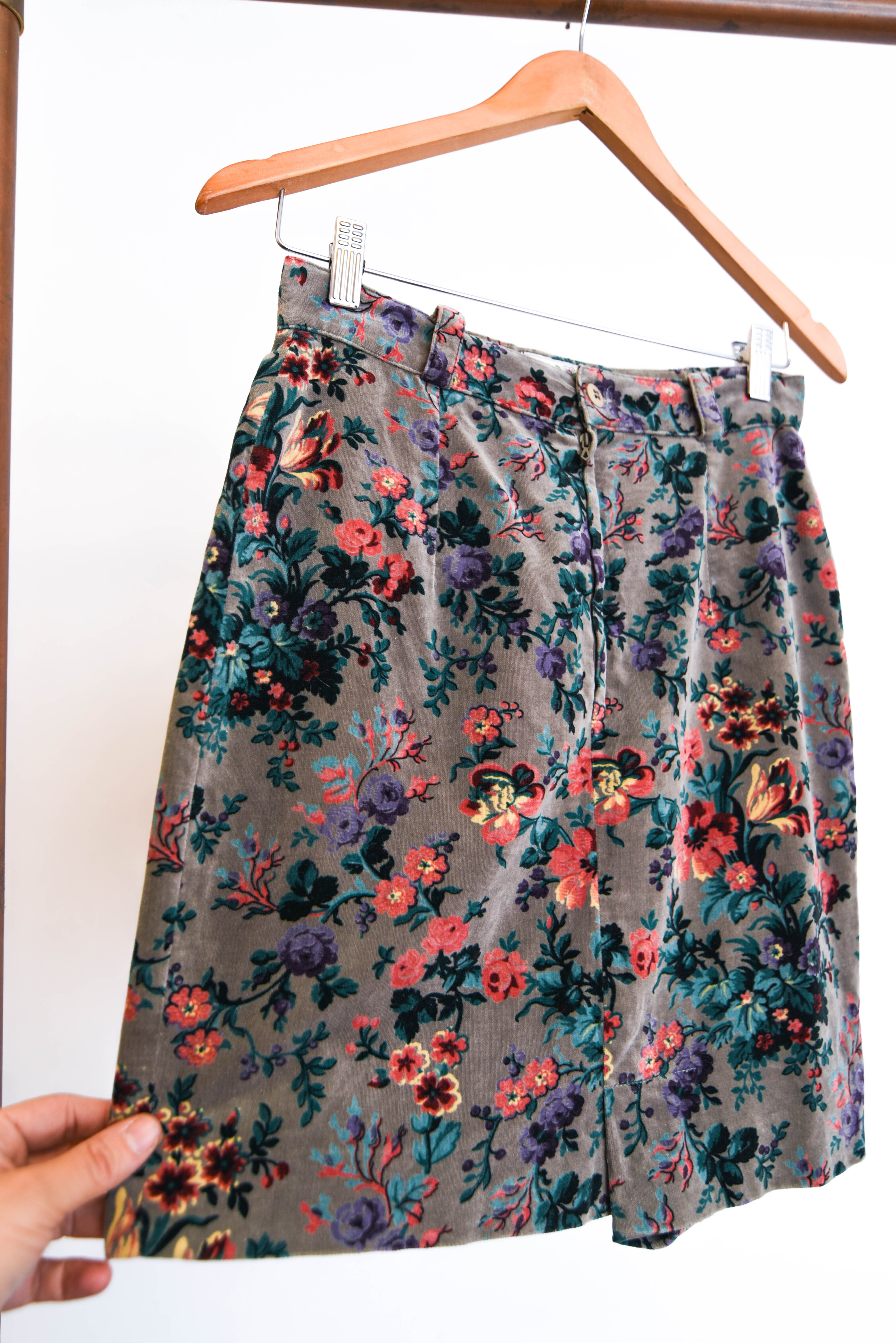 Falda gris floral tiro alto