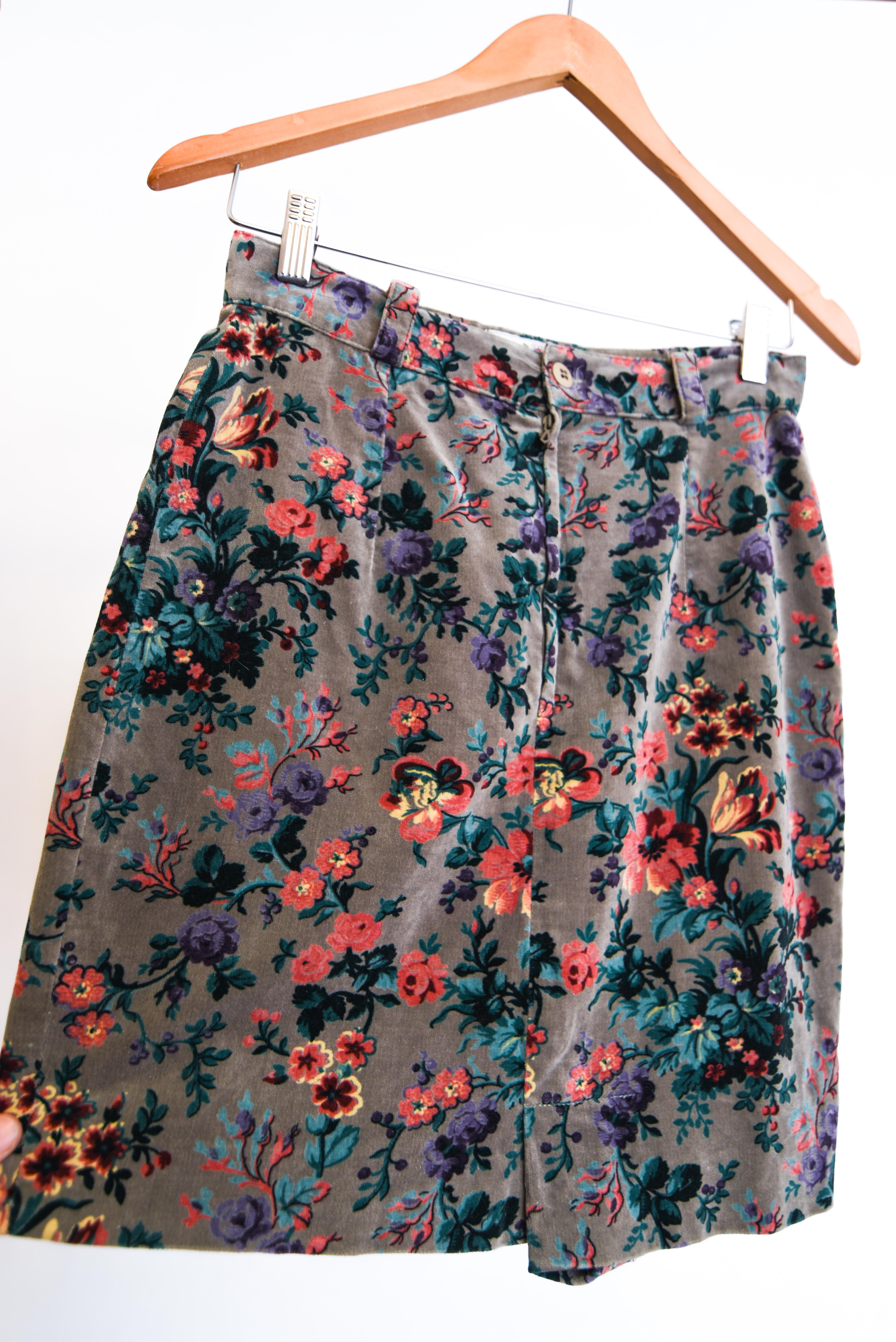 Falda gris floral tiro alto