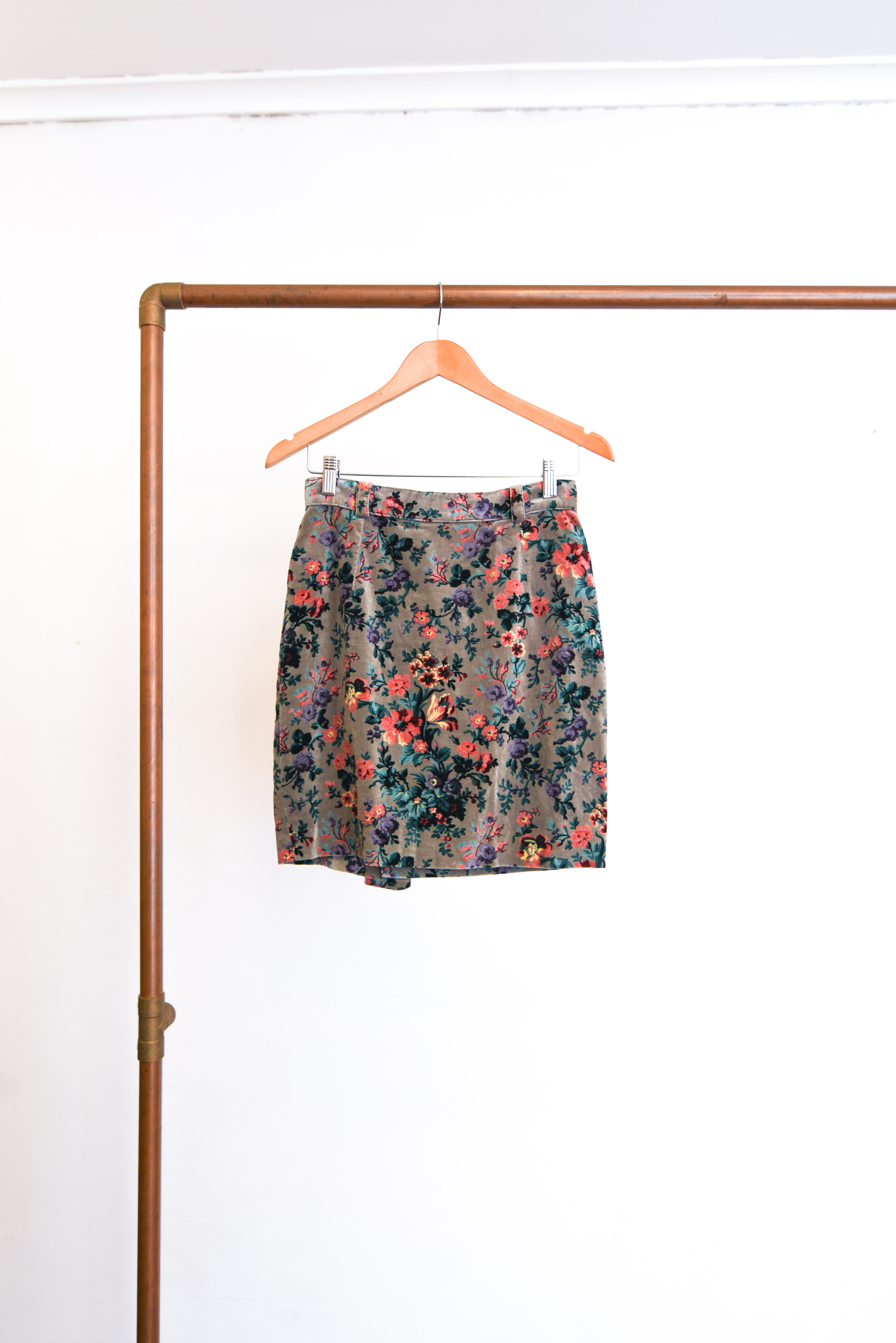 Falda gris floral tiro alto