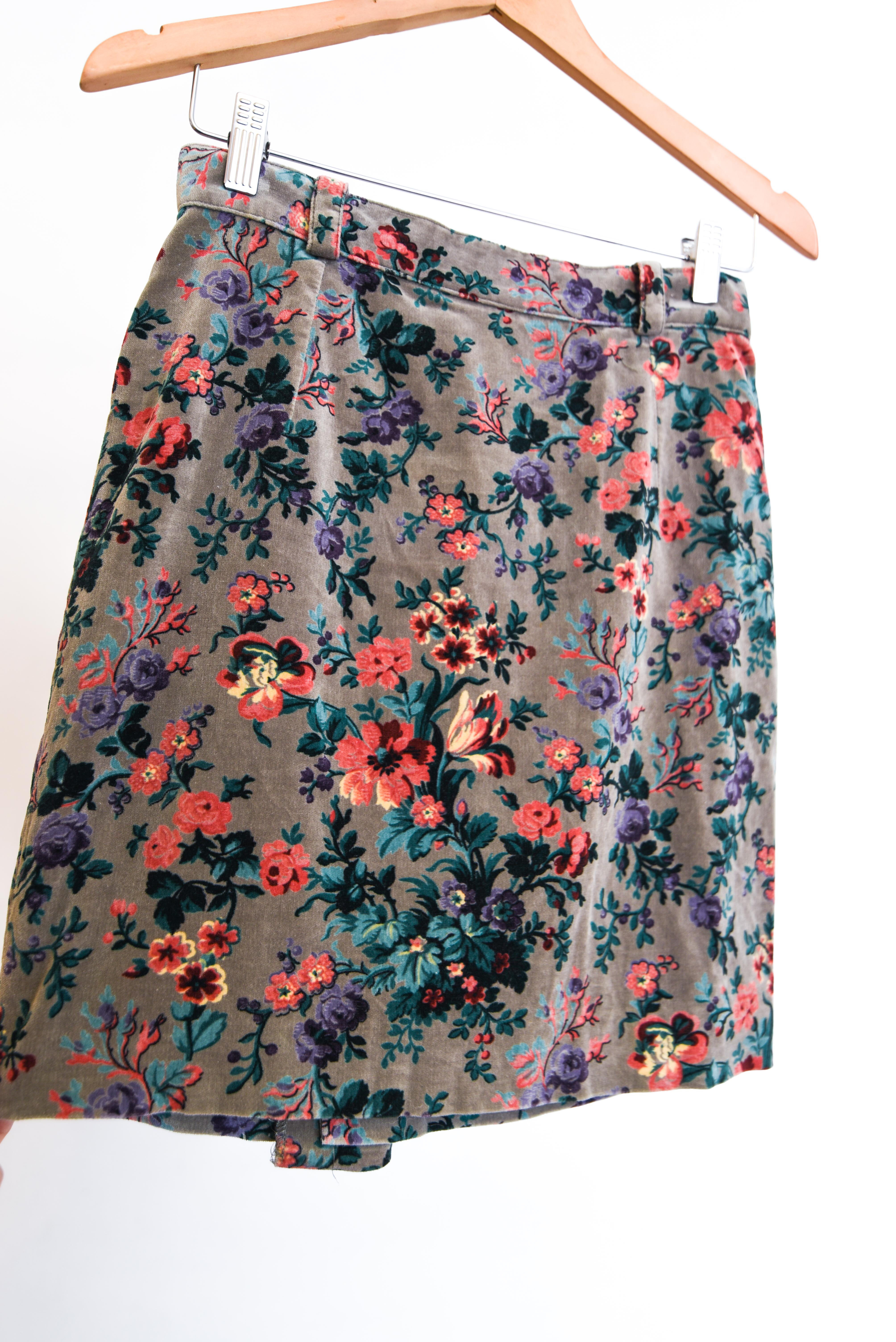 Falda gris floral tiro alto