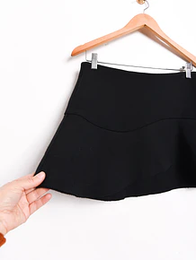 Mini falda negra volados