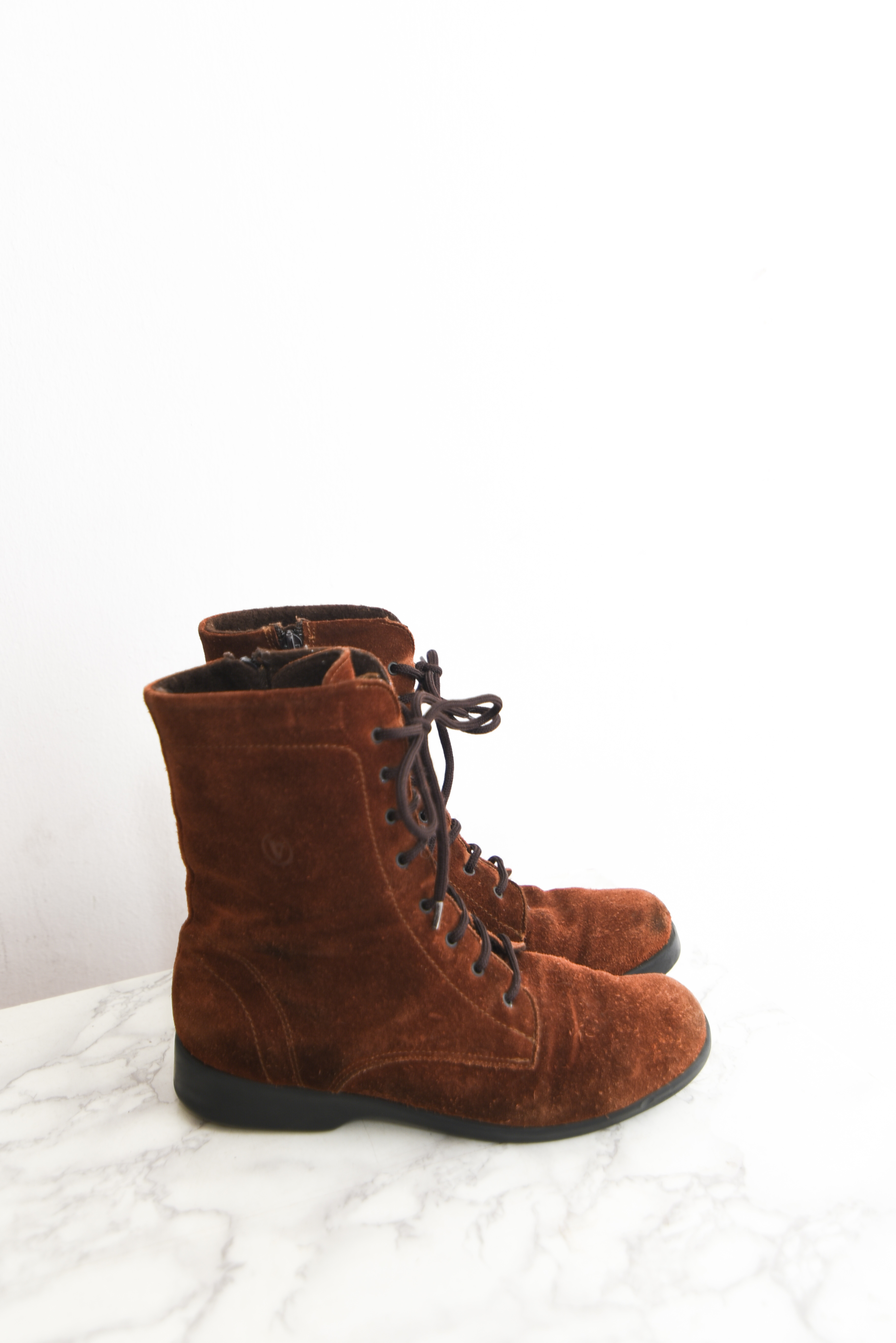 Botines café gamuza