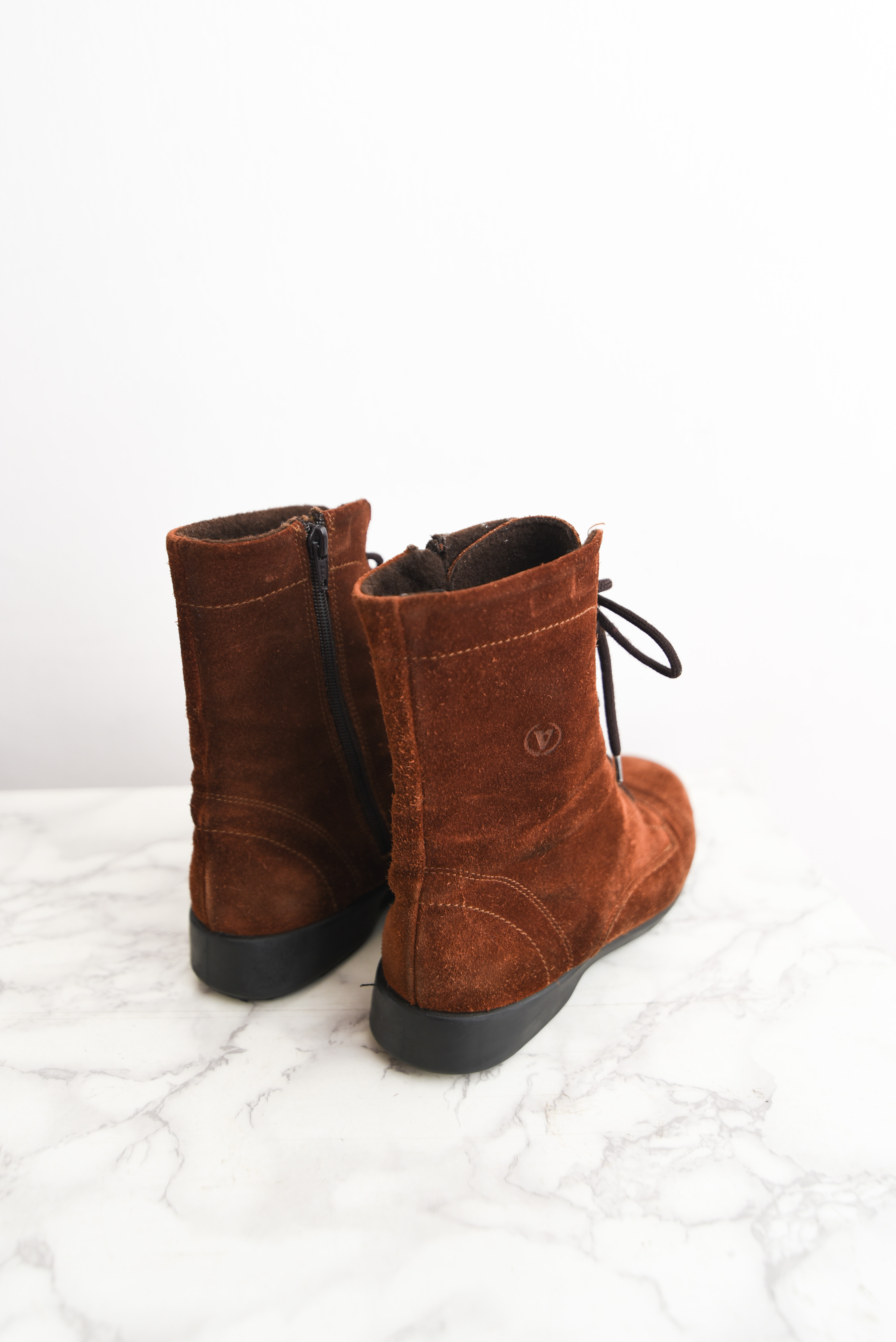 Botines café gamuza