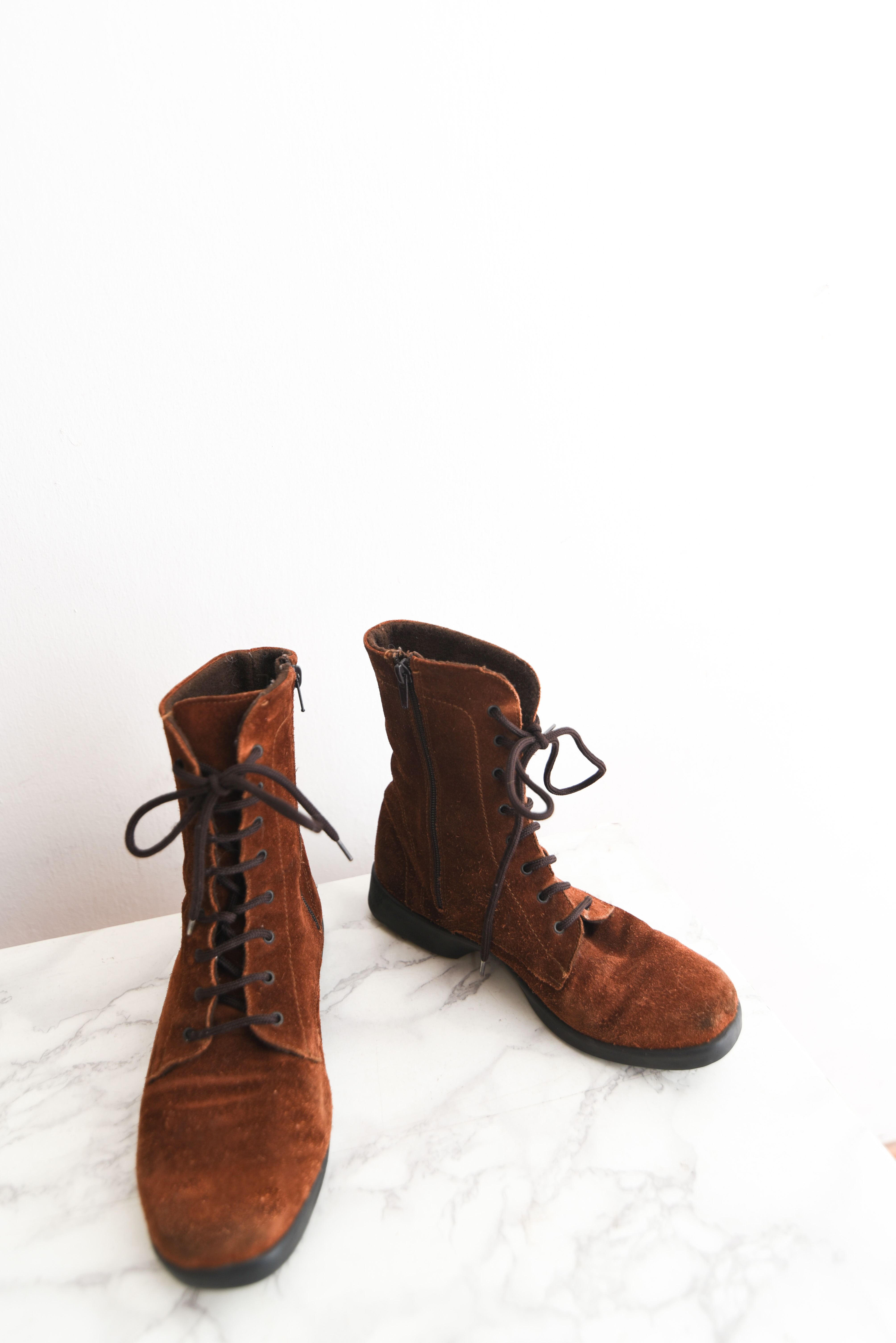 Botines café gamuza