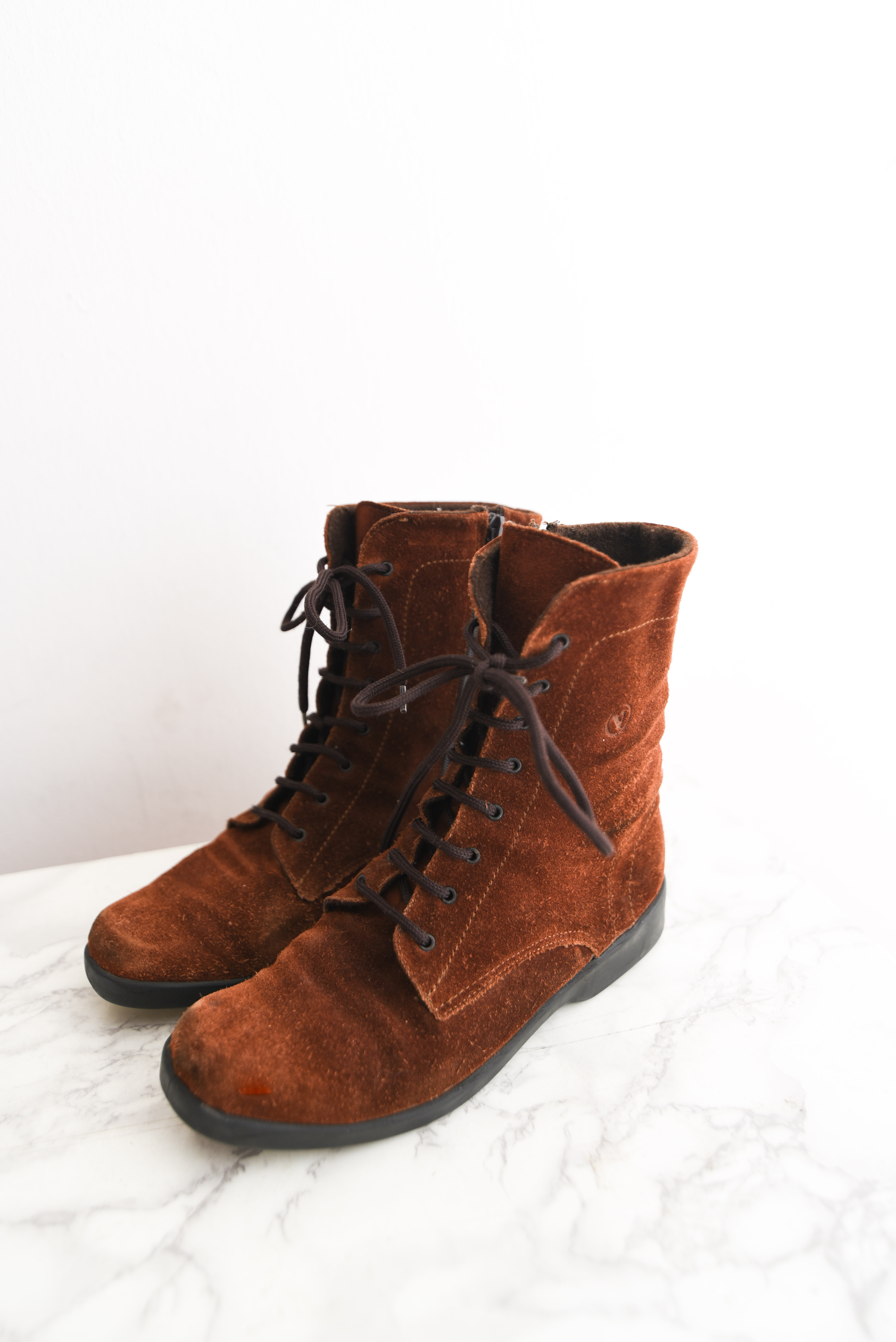 Botines café gamuza