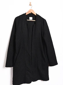 Chaqueta tipo tapado negro tejido
