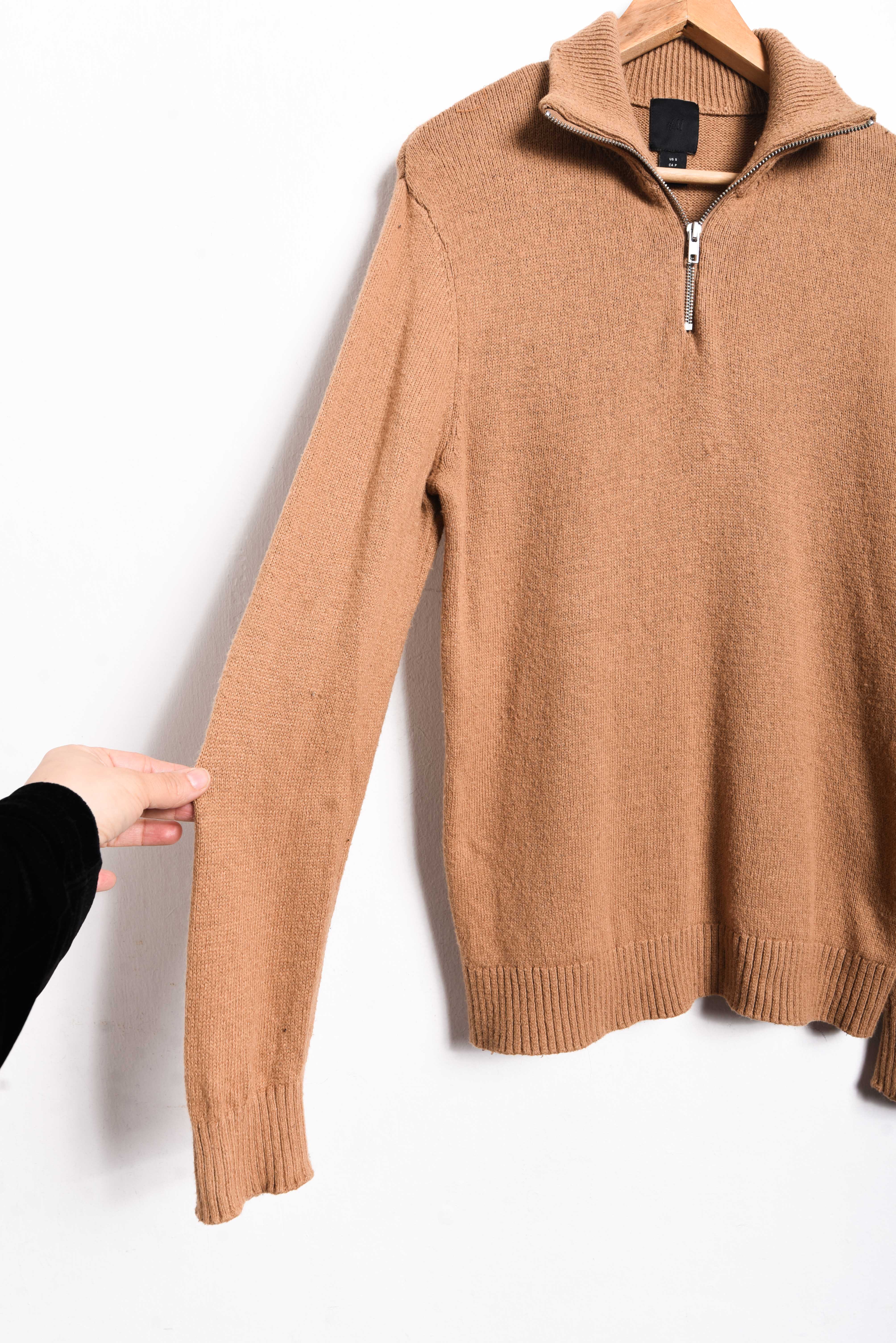 Chaleco camel cuello alto