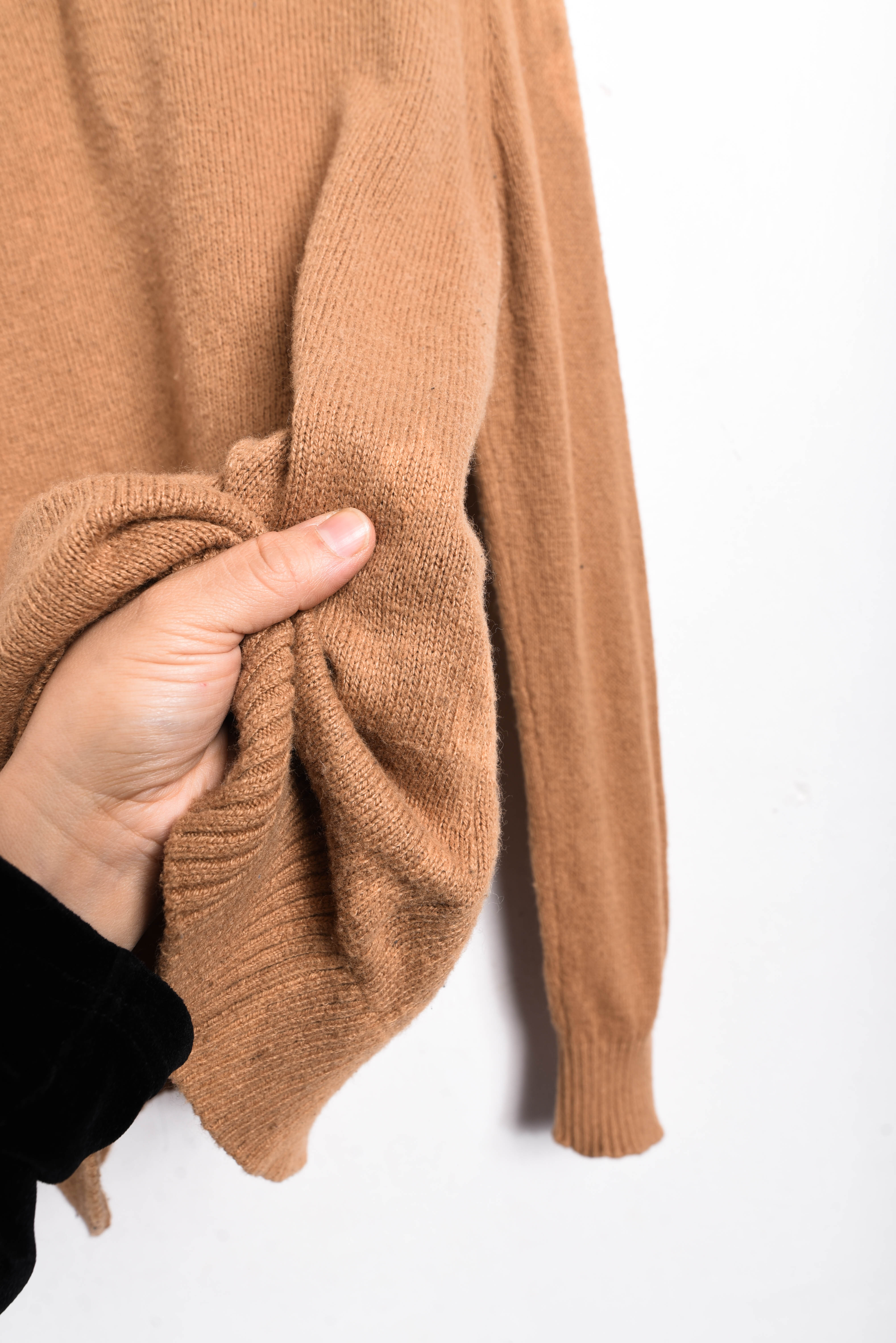Chaleco camel cuello alto