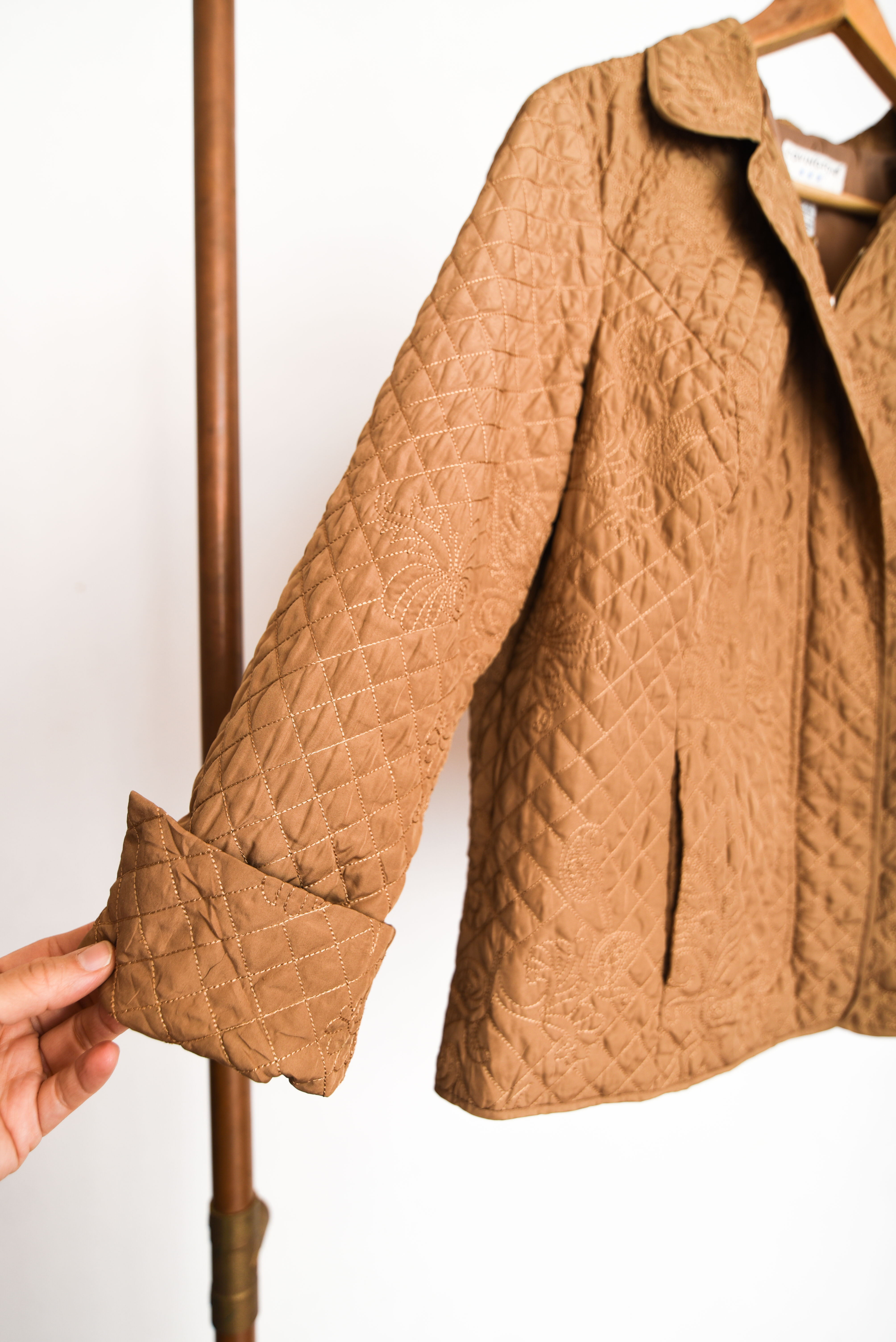 Chaqueta camel quilted paisley