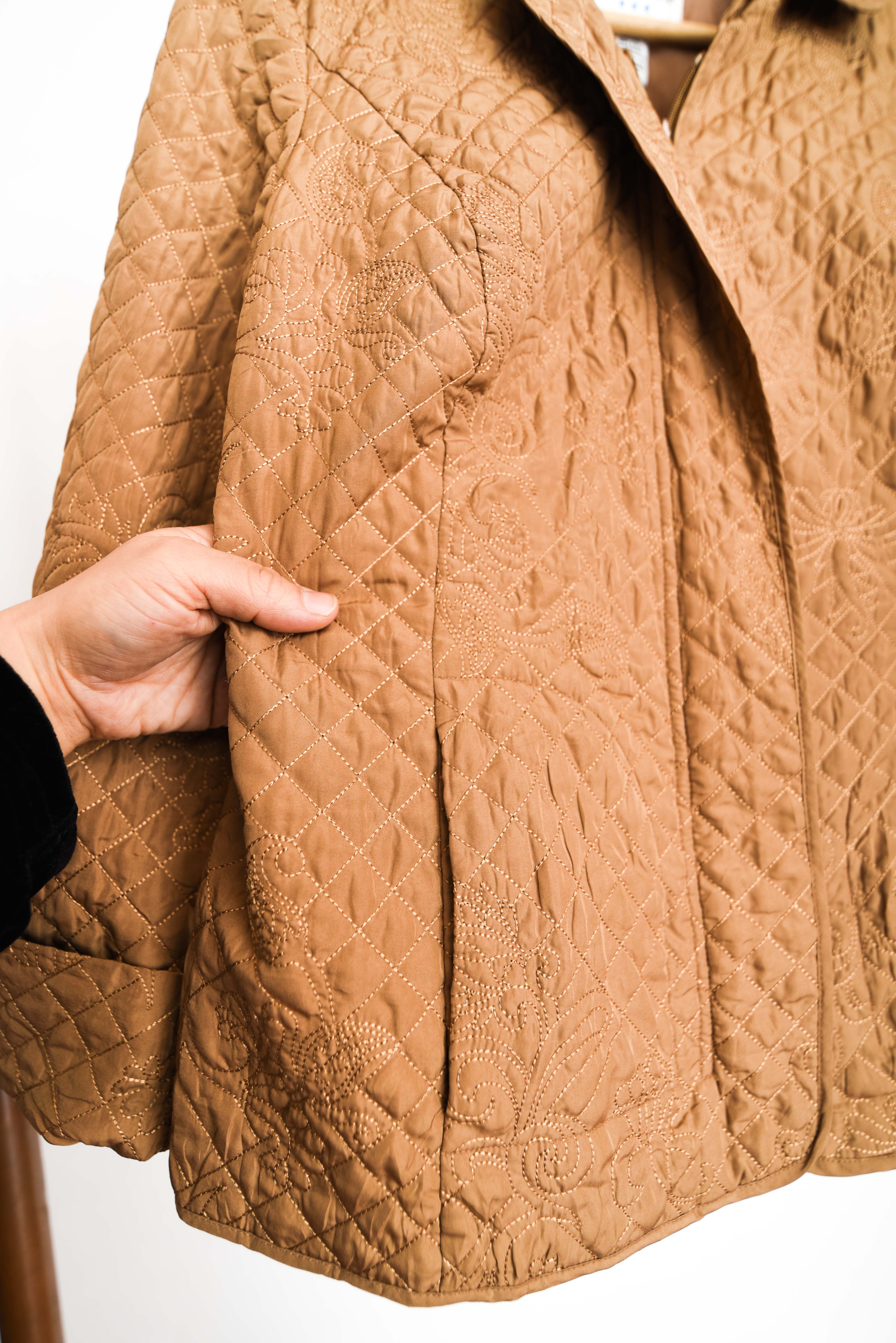 Chaqueta camel quilted paisley