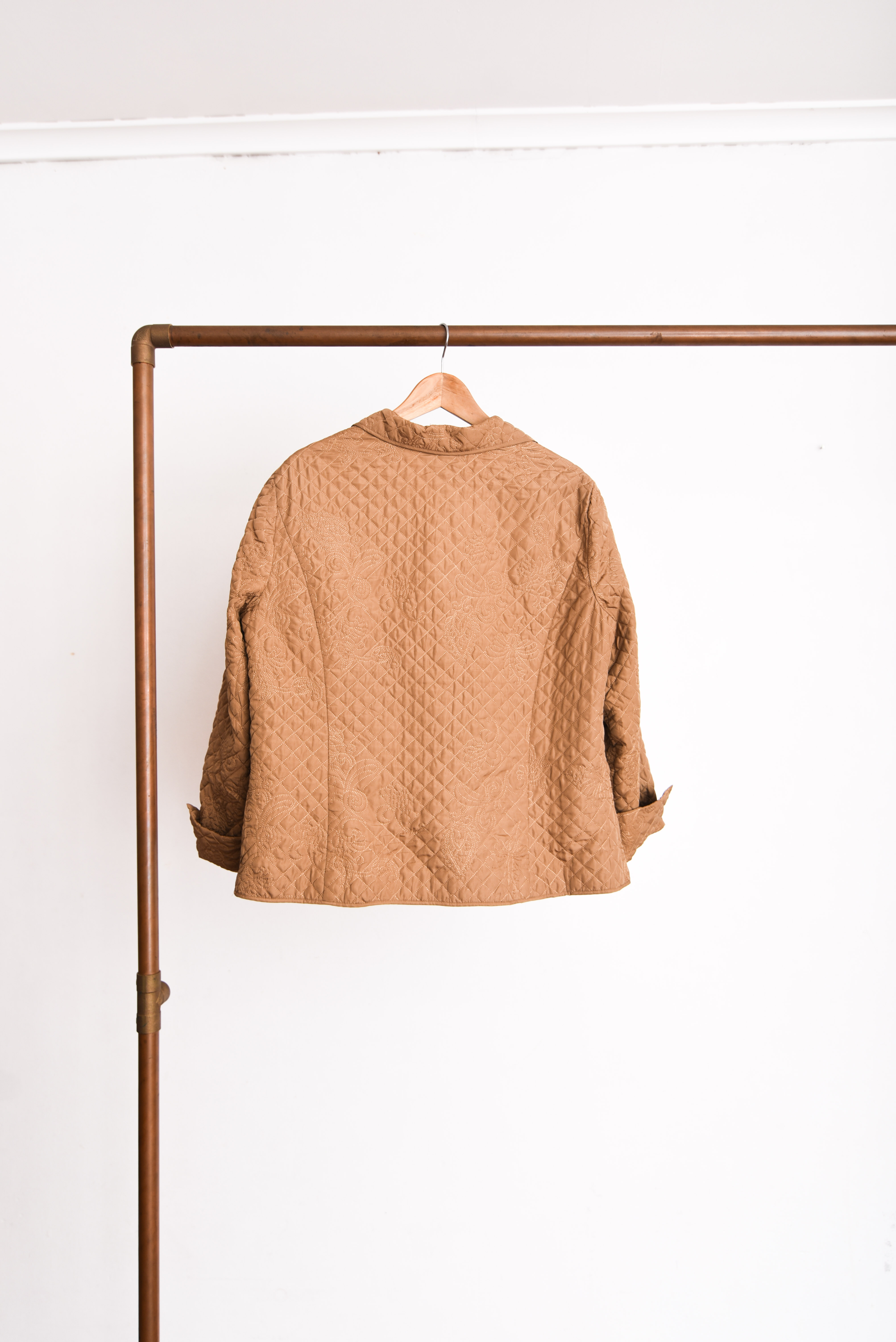 Chaqueta camel quilted paisley