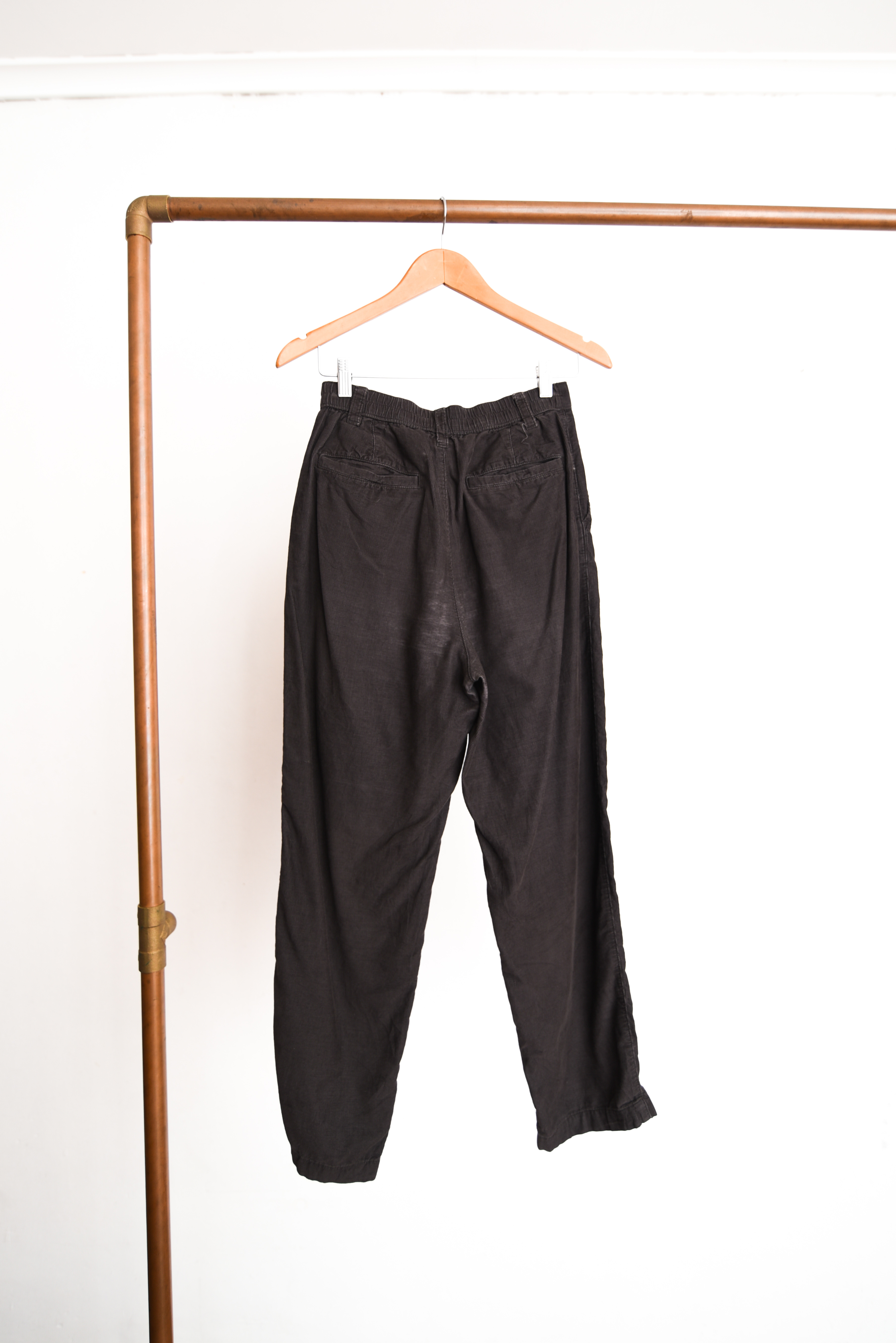Pantalón café oscuro cotelé