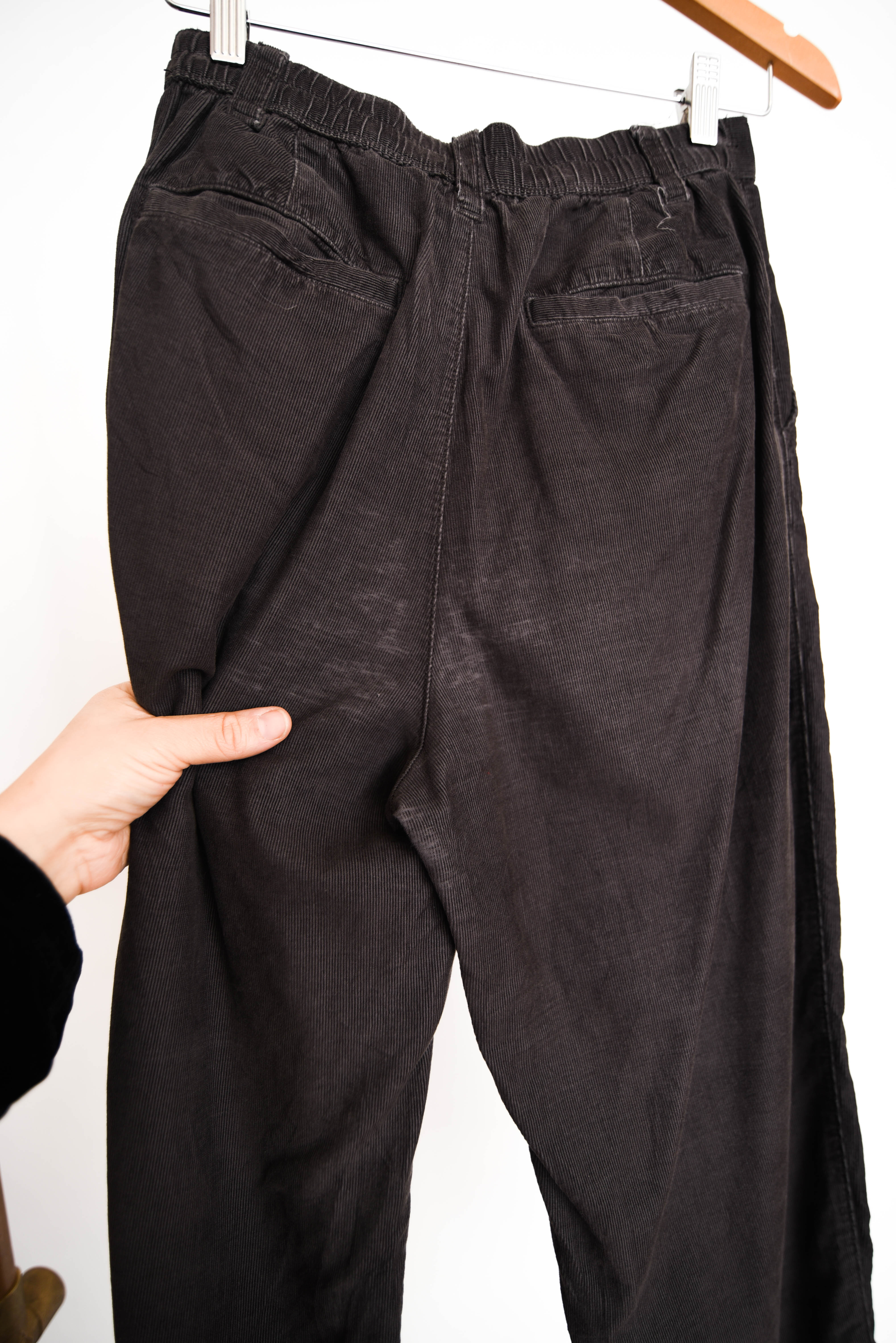 Pantalón café oscuro cotelé