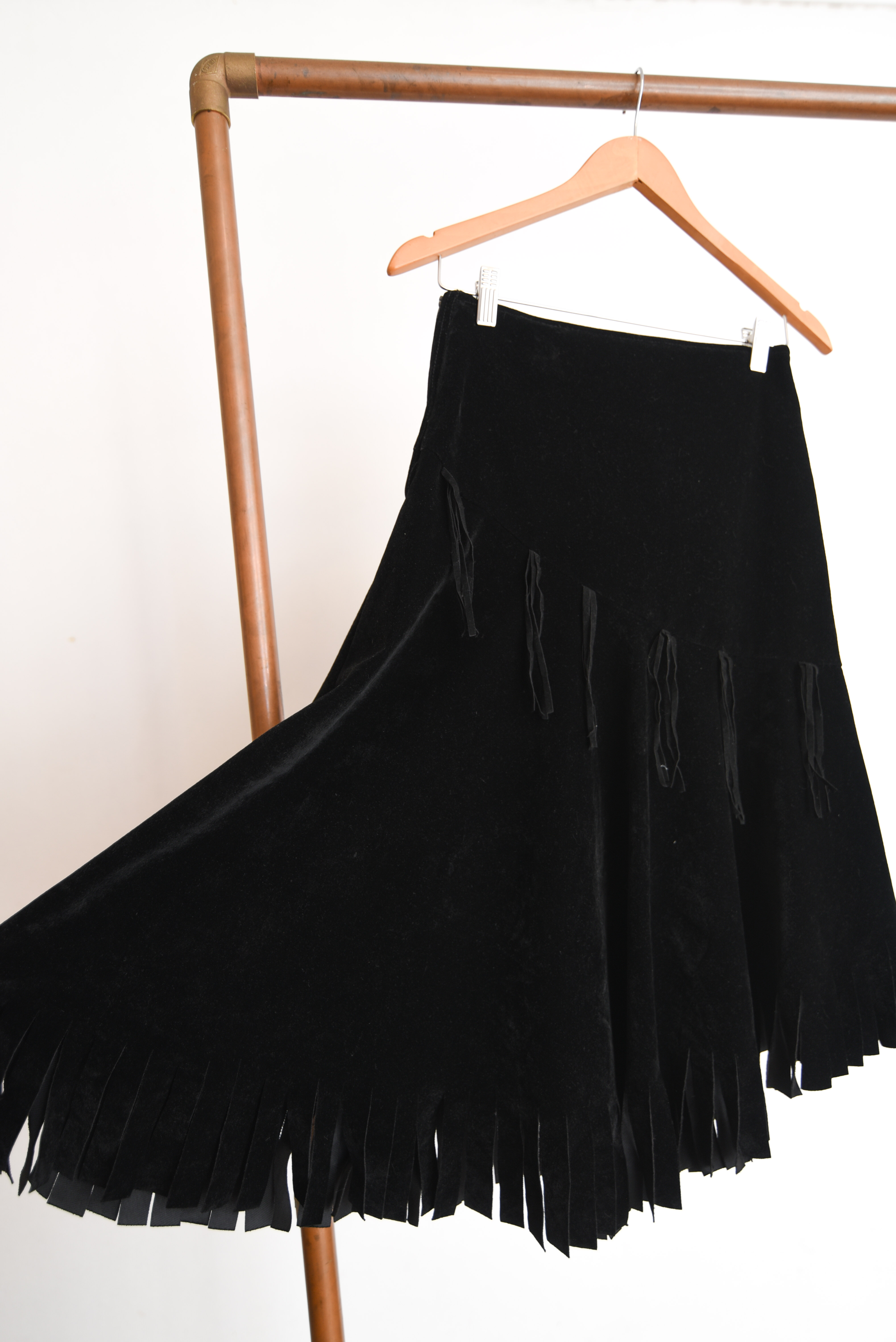 Falda black velvet flecos