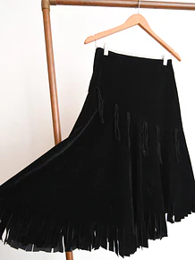 Falda black velvet flecos