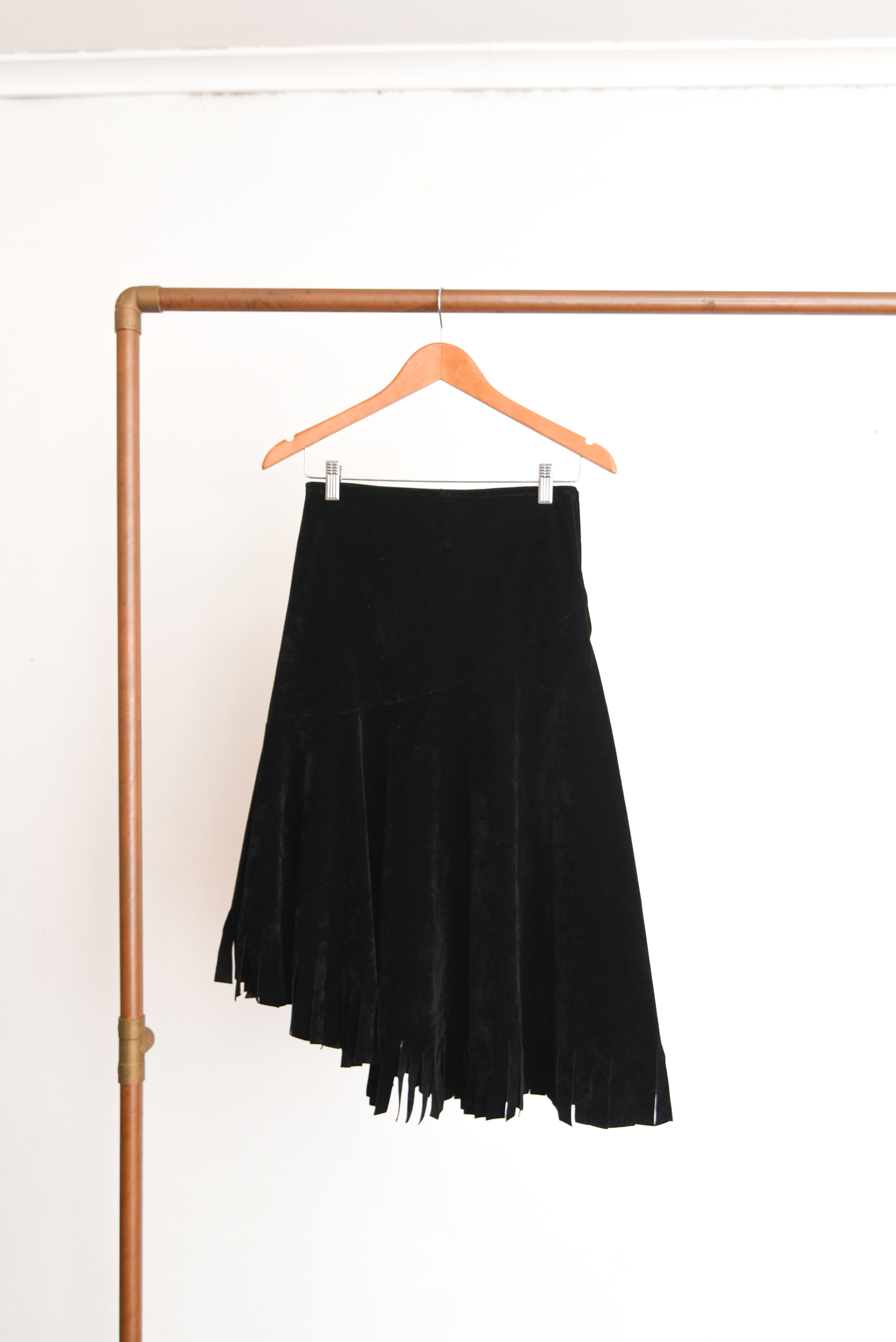 Falda black velvet flecos