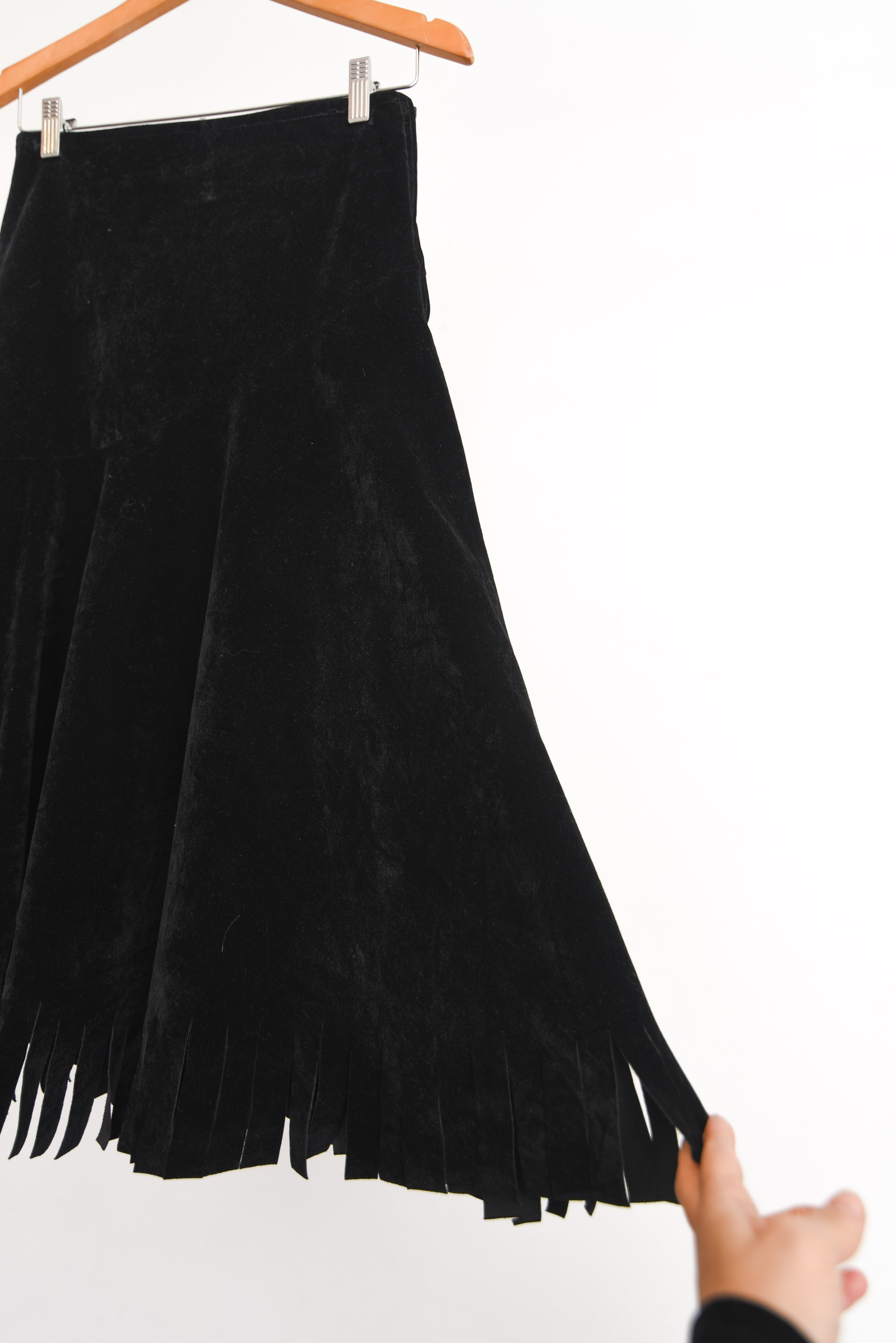 Falda black velvet flecos