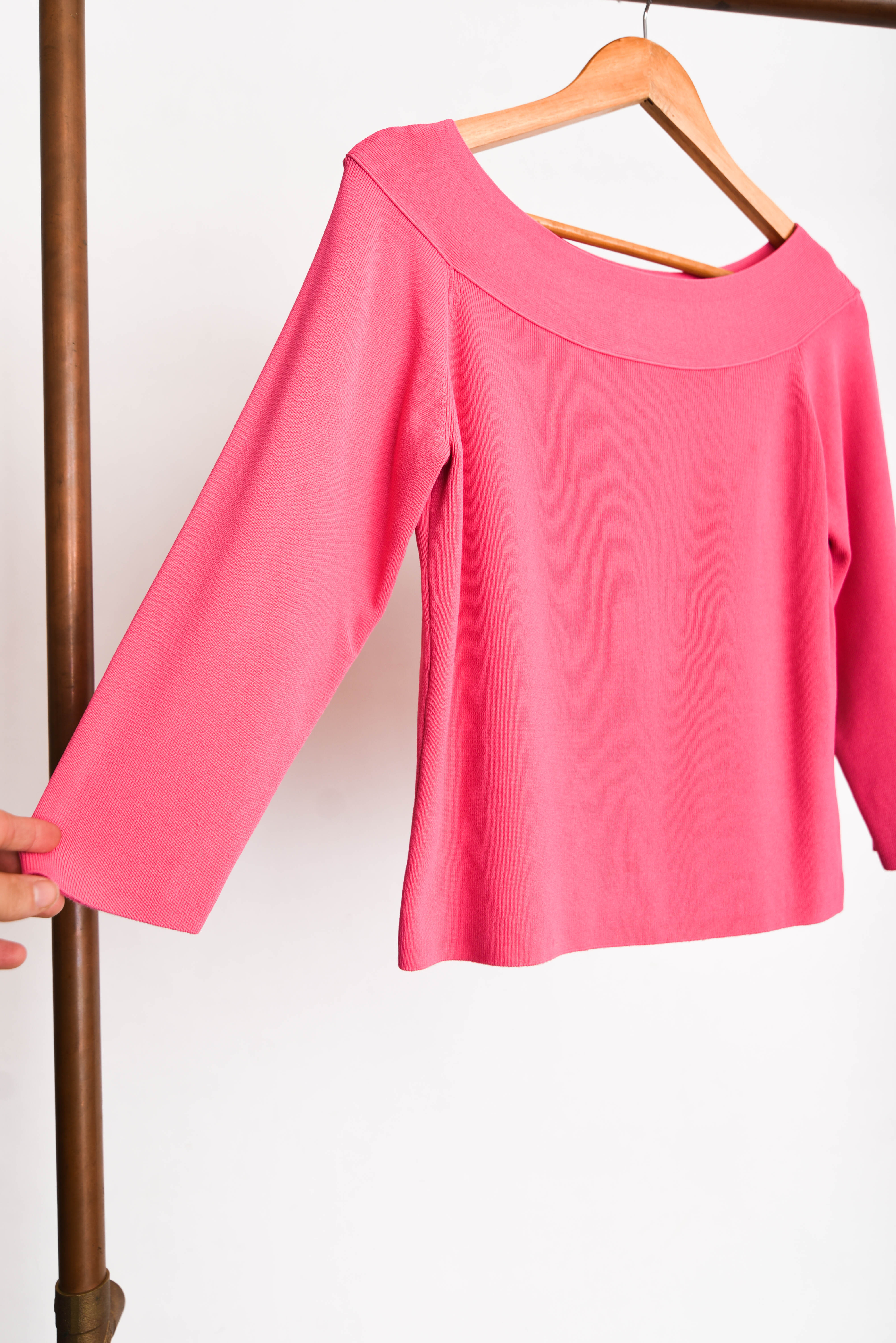 Top rosa chicle cuello bote