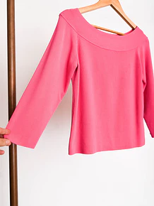 Top rosa chicle cuello bote