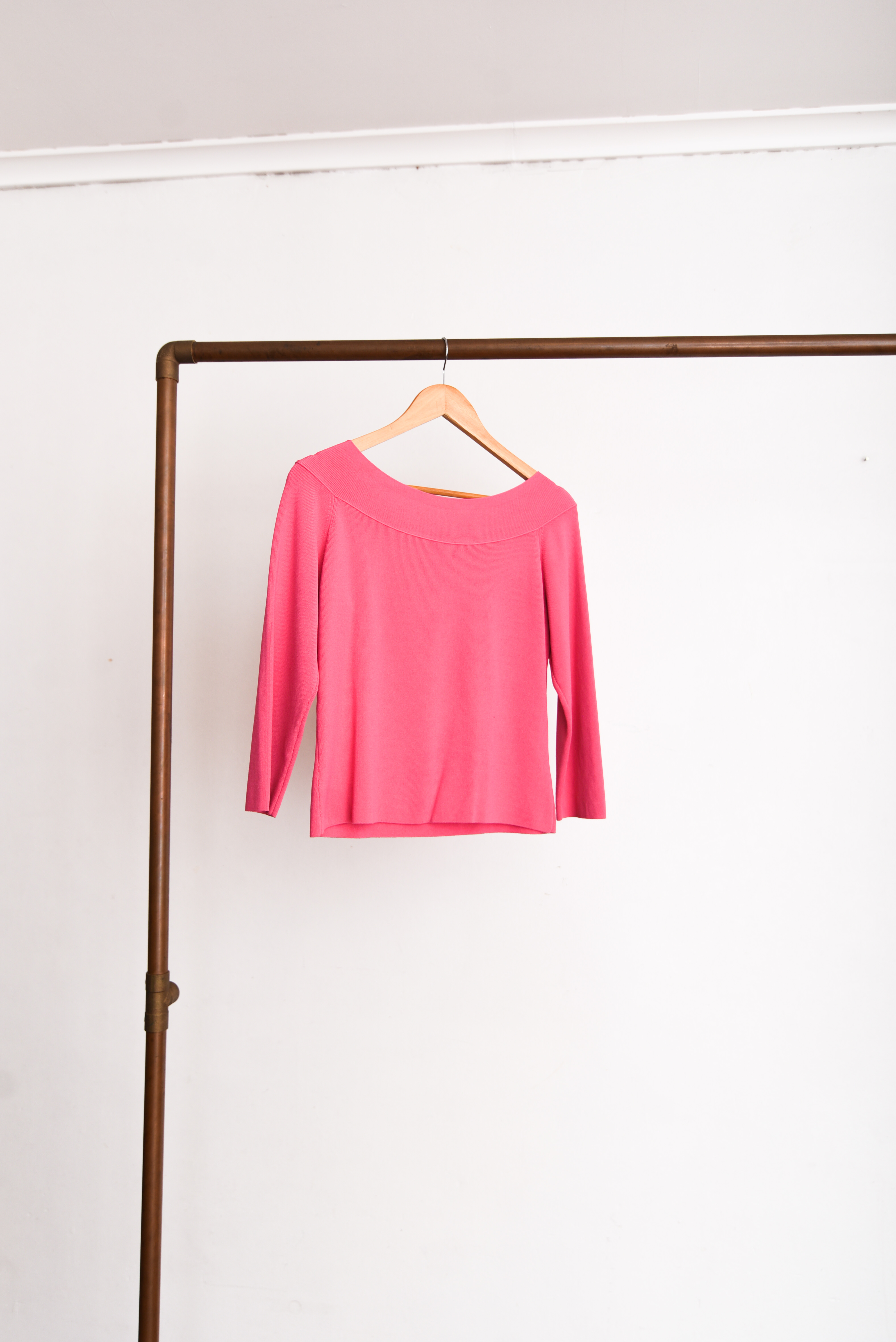 Top rosa chicle cuello bote