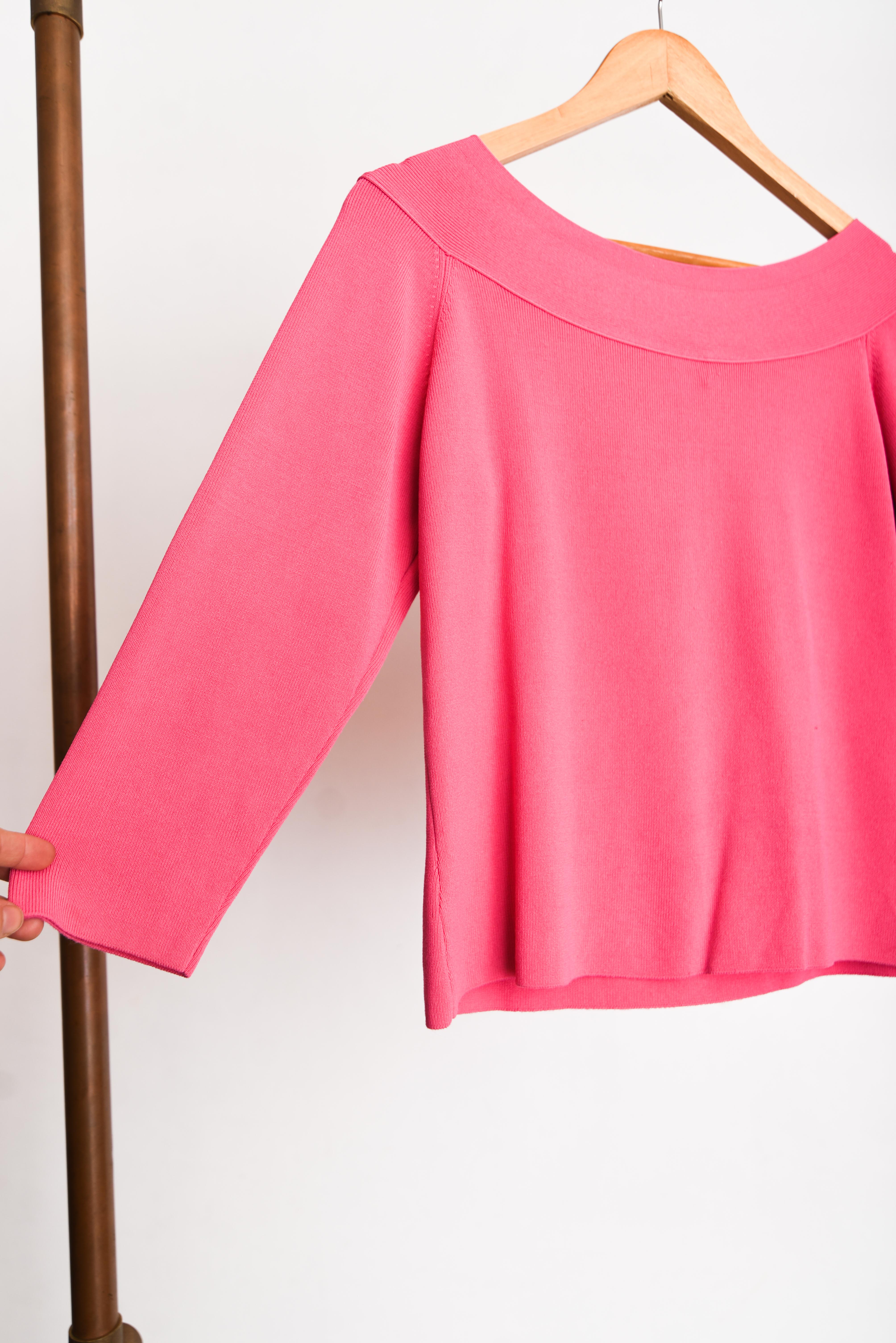 Top rosa chicle cuello bote