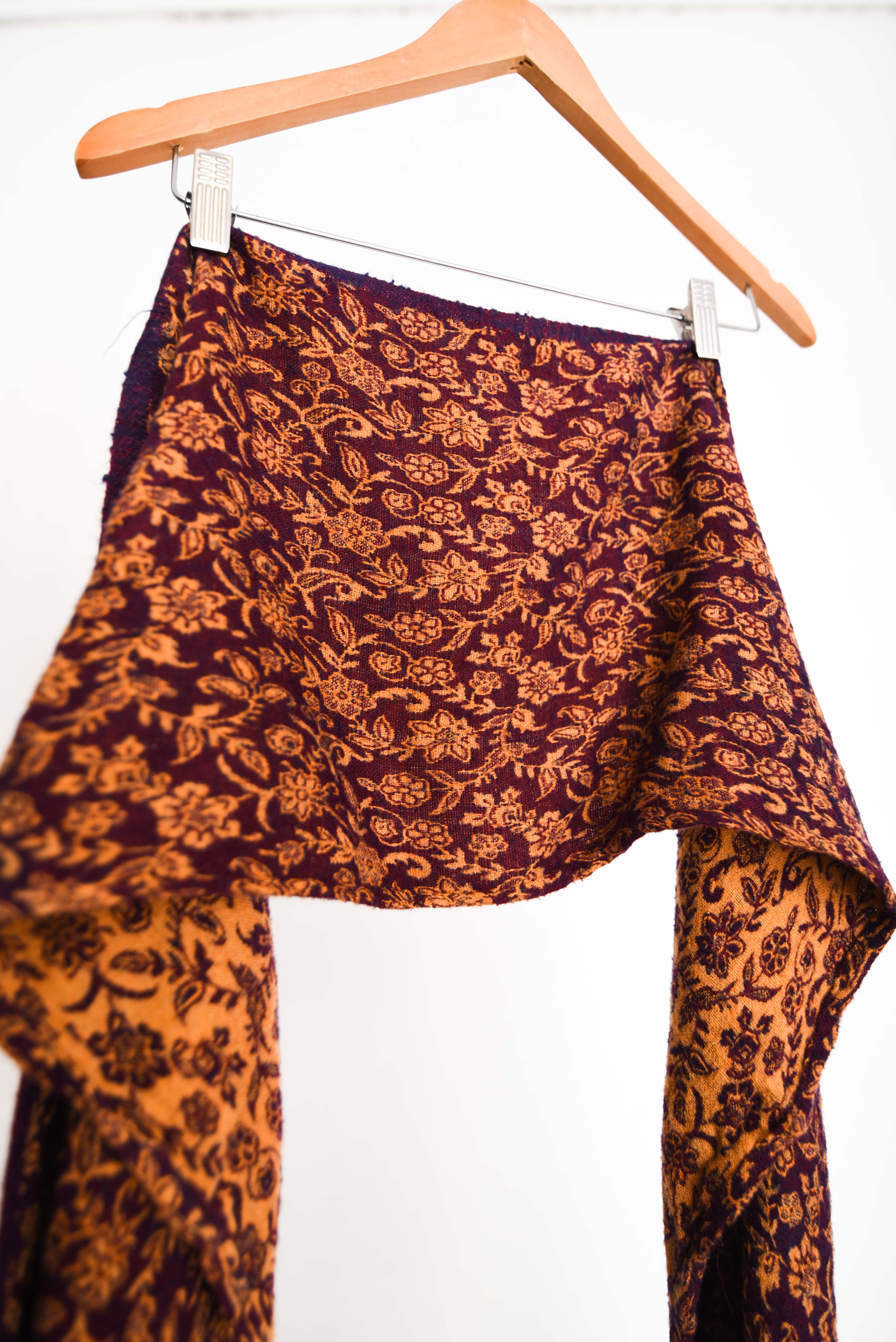 Bufanda morada mostaza paisley