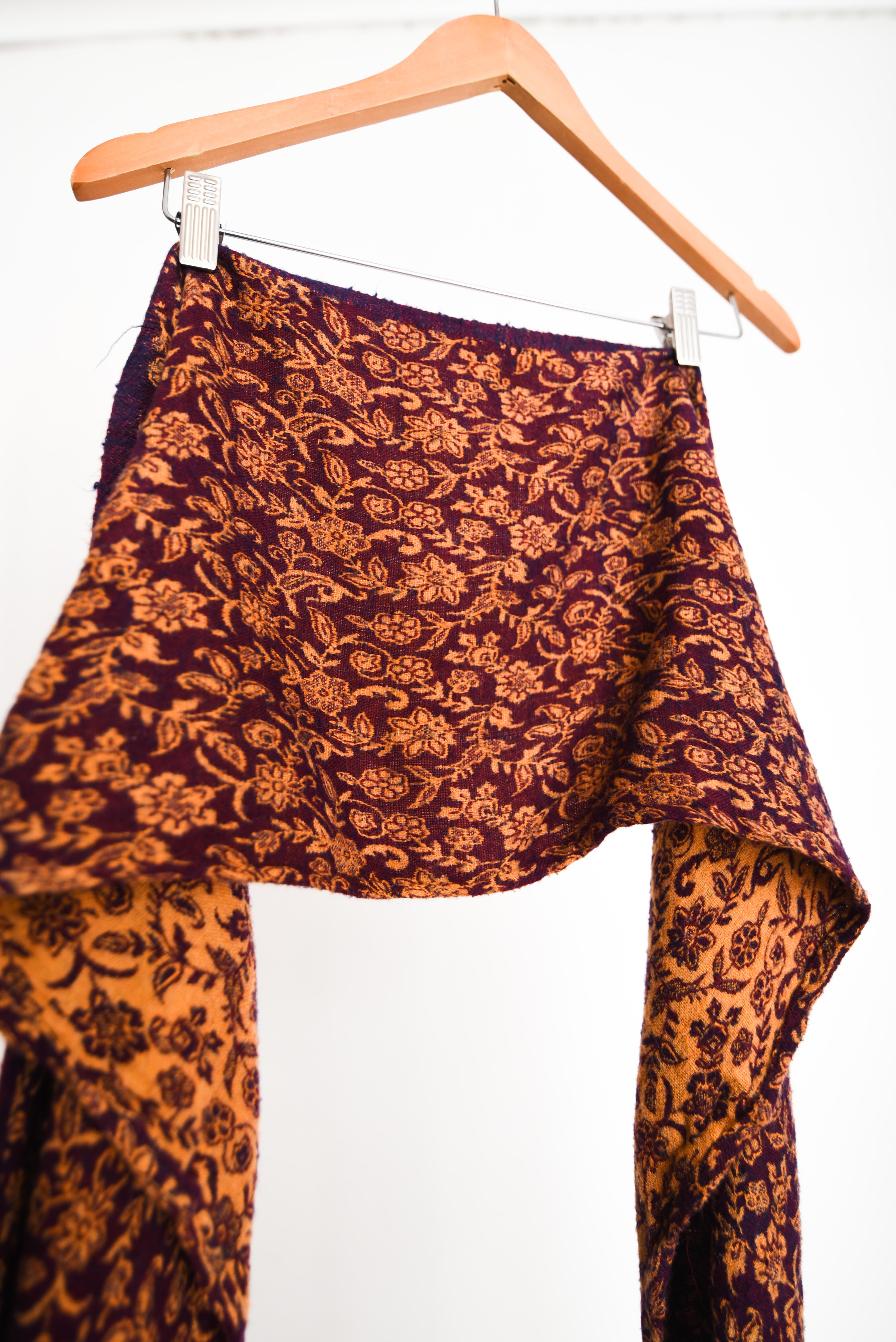 Bufanda morada mostaza paisley