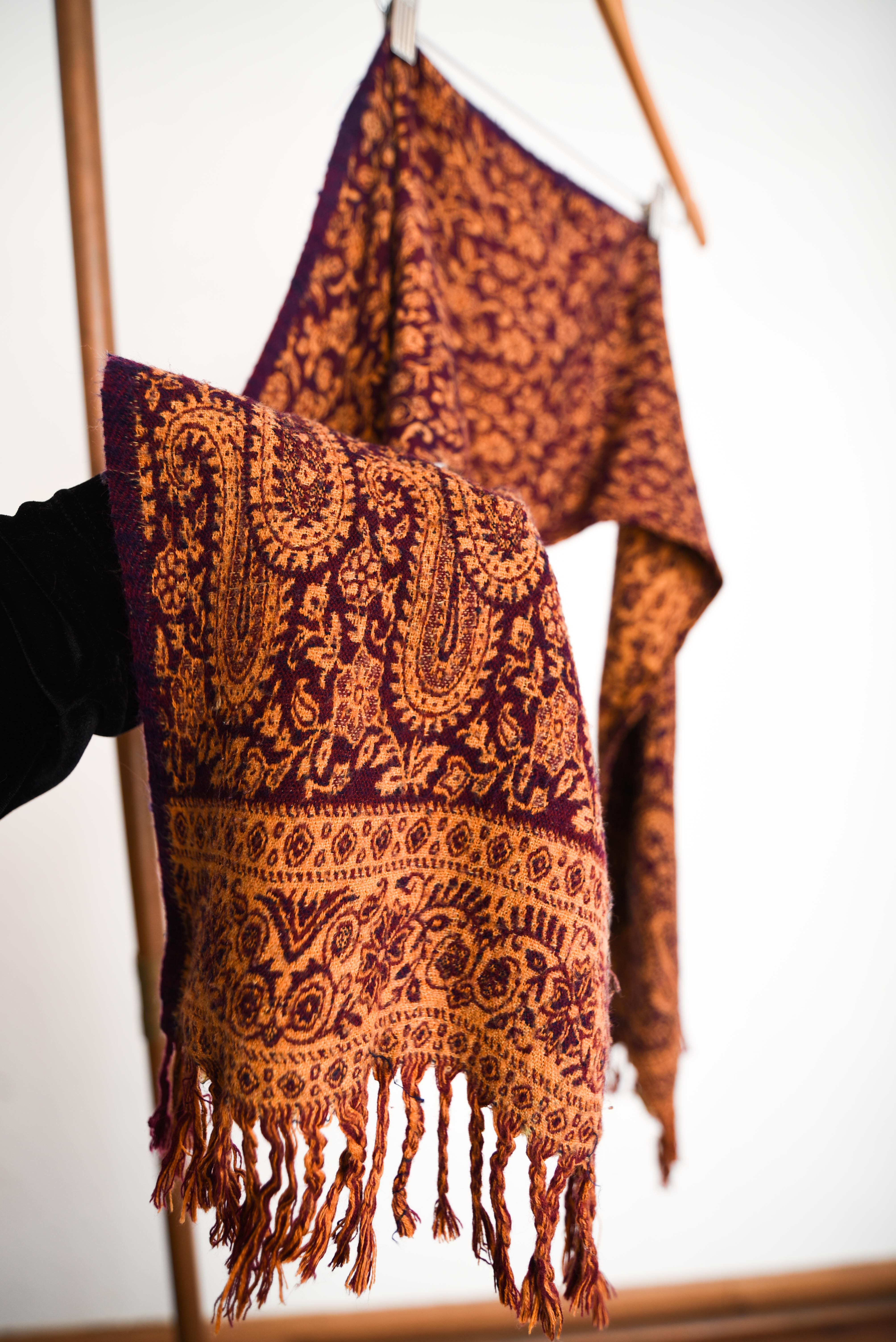 Bufanda morada mostaza paisley