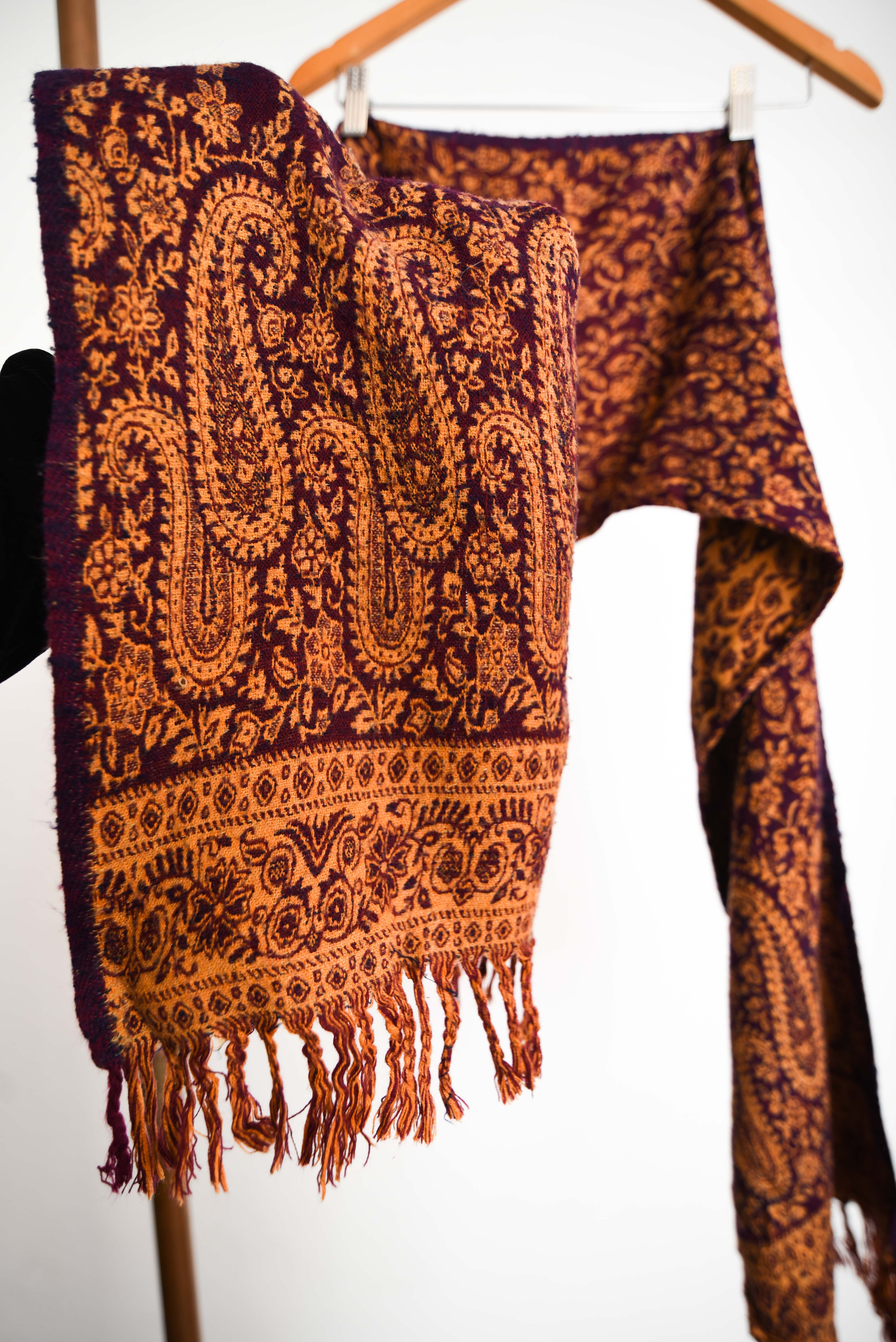 Bufanda morada mostaza paisley