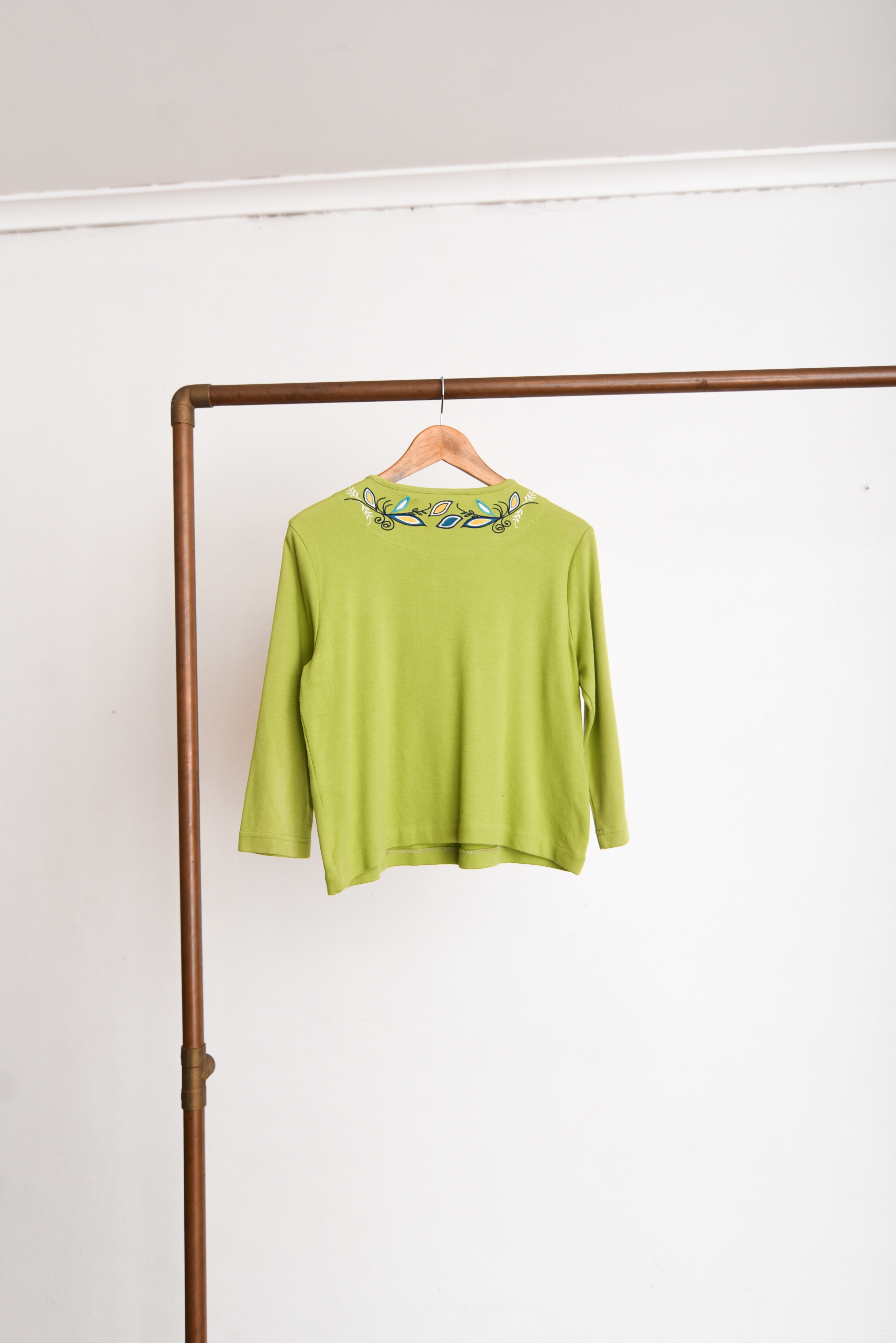 Top verde pistacho bordado