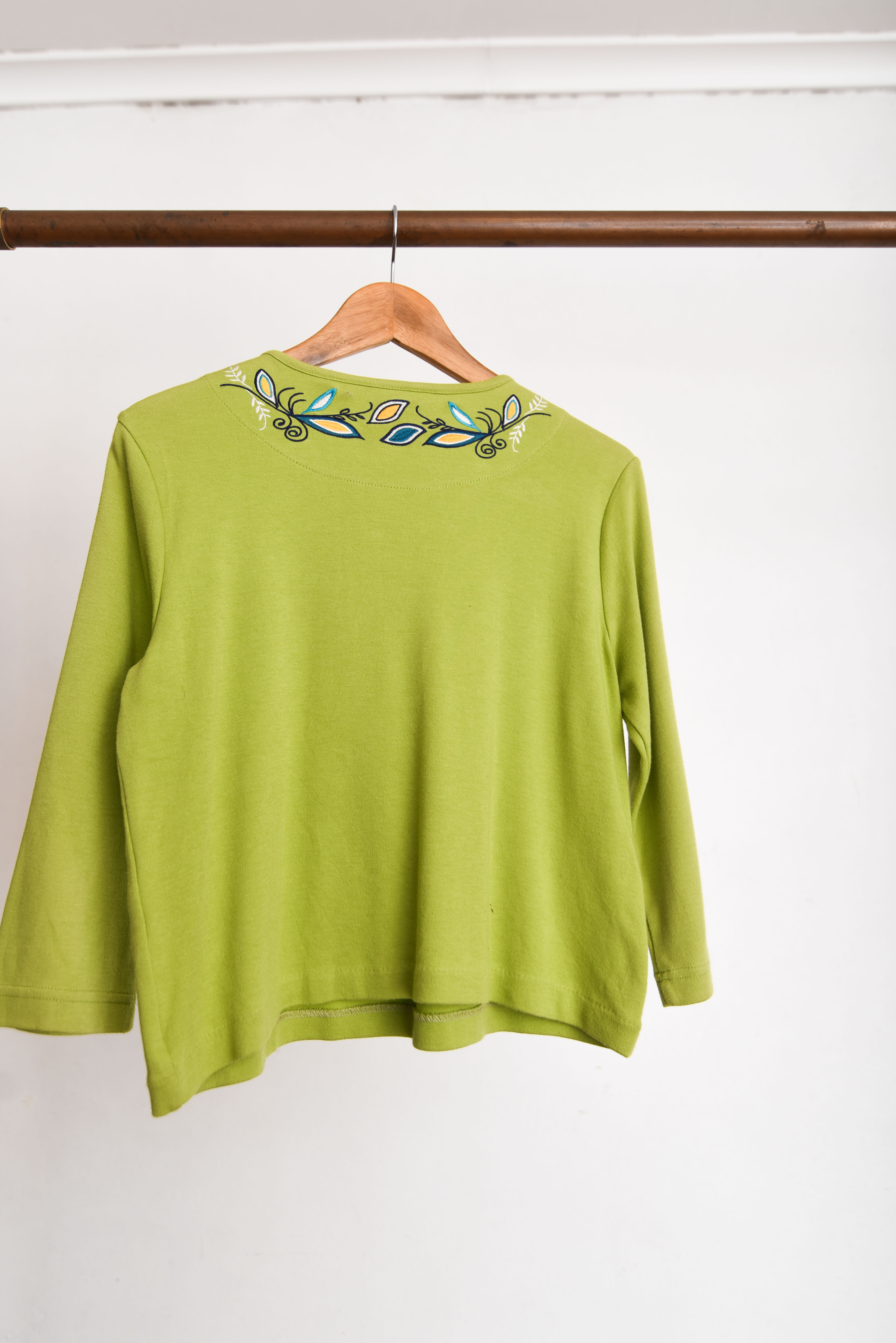Top verde pistacho bordado