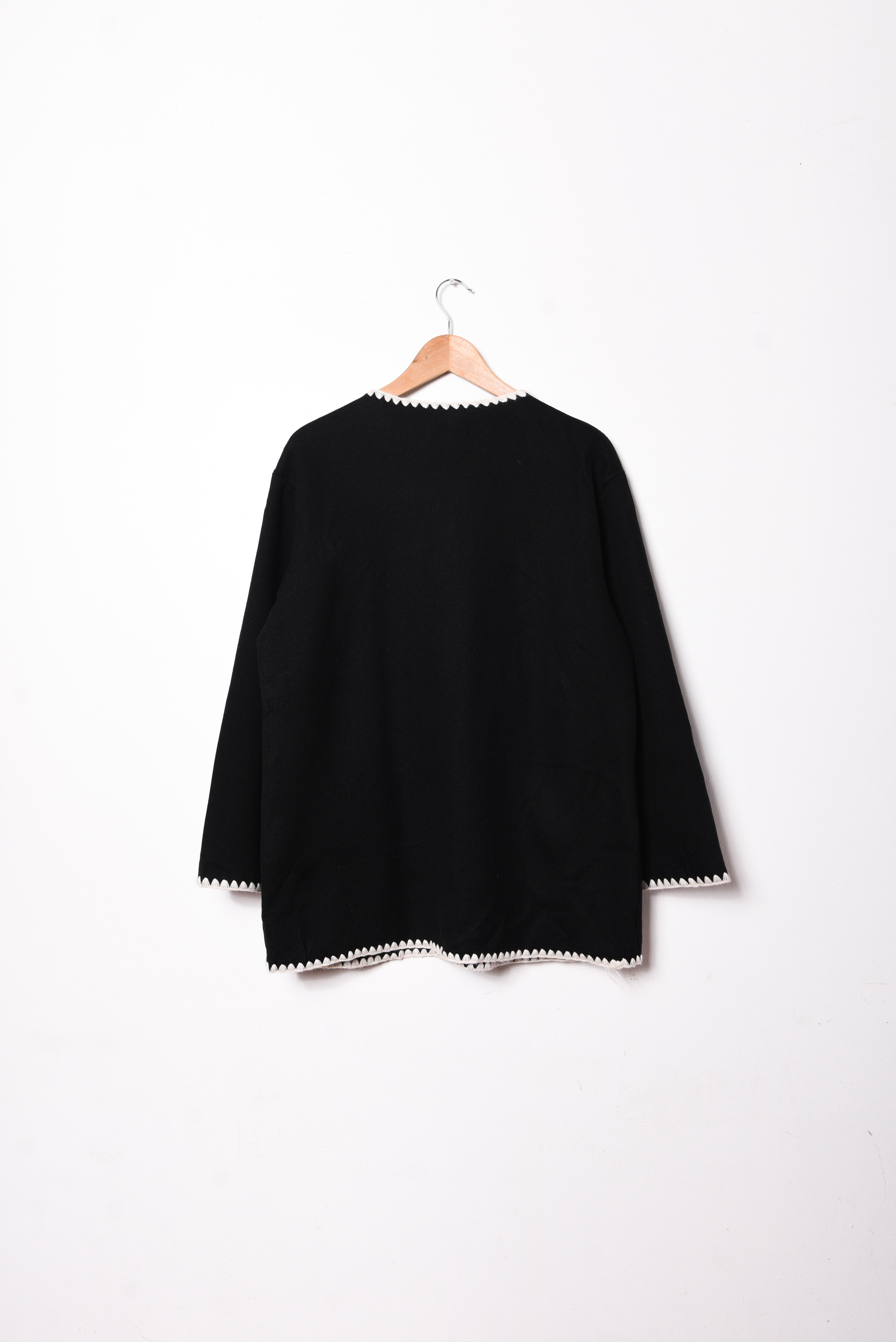 Chaqueta negra contraste